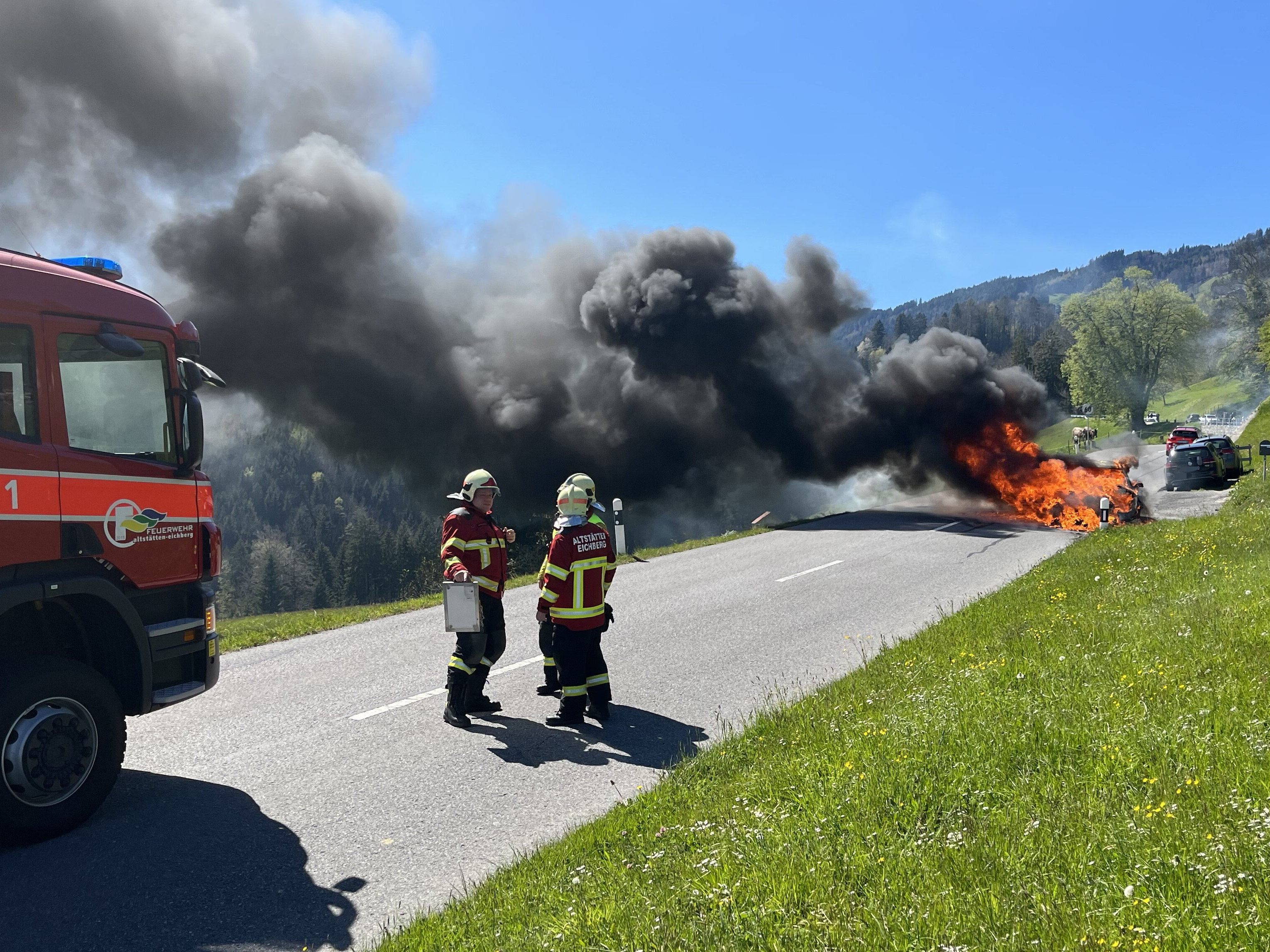 Altstätten (CH): Auto geriet in Vollbrand.