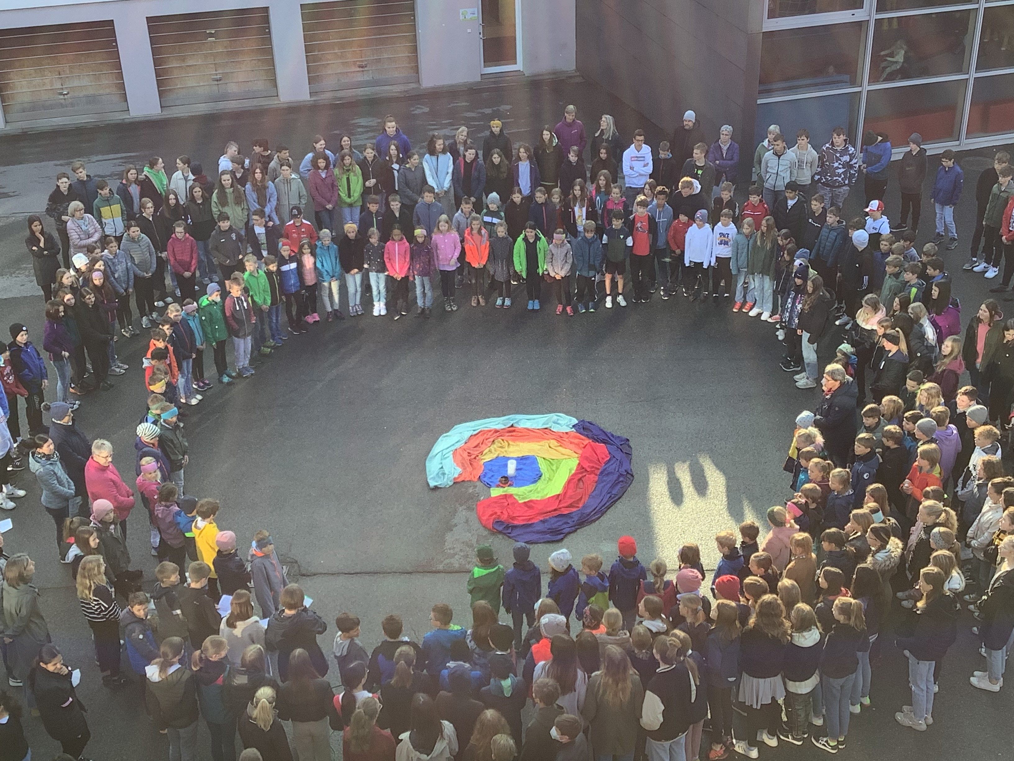 Geschlossen setzten Lingenauer Schülerinnen und Schüler ein starkes Zeichen für den Frieden.