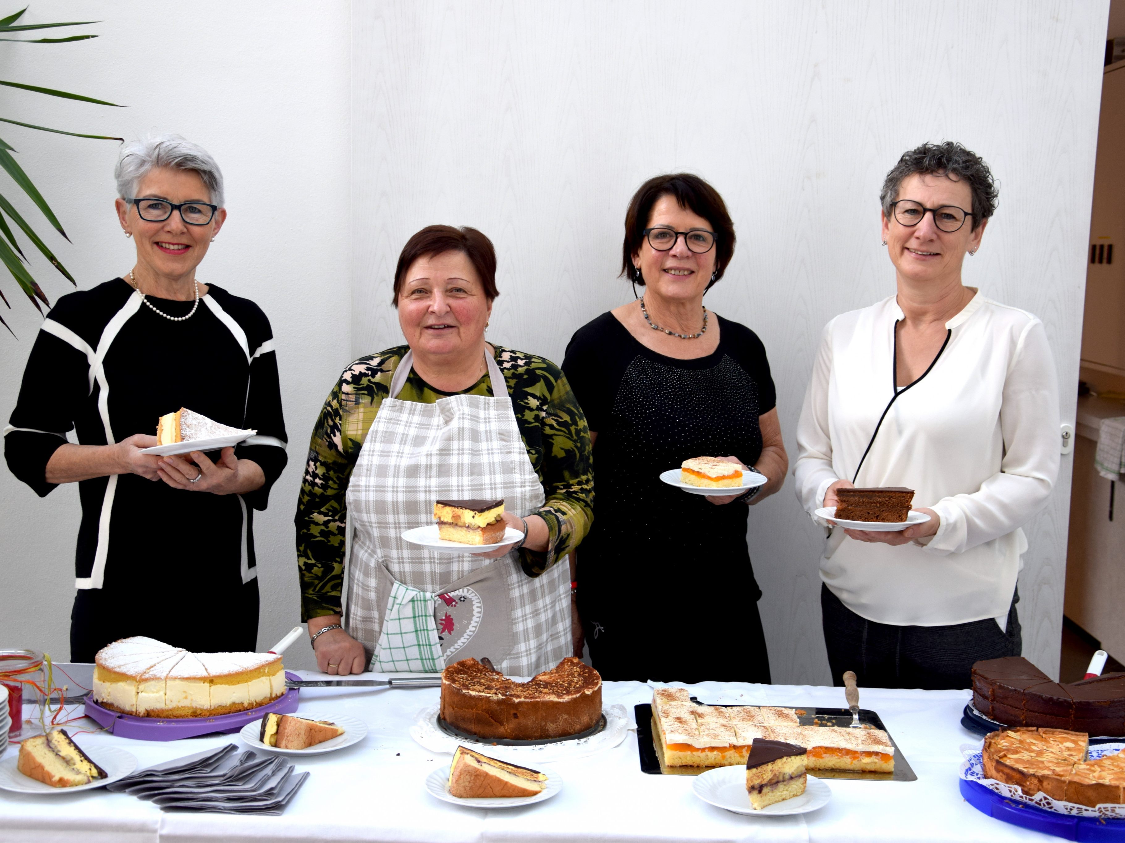 Im Pfarrcafé kümmert sich ein gutes Team um das leibliche Wohl der Besucherinnen und Besucher, hier von links: Ingrid Fritz und Inge Fritz, Elisabeth Fischer und Petra Stocker. Im Pfarrcafé kümmert sich ein gutes Team um das leibliche Wohl der Besucherinnen und Besucher, hier von links: Ingrid Fritz und Inge Fritz, Elisabeth Fischer und Petra Stocker.