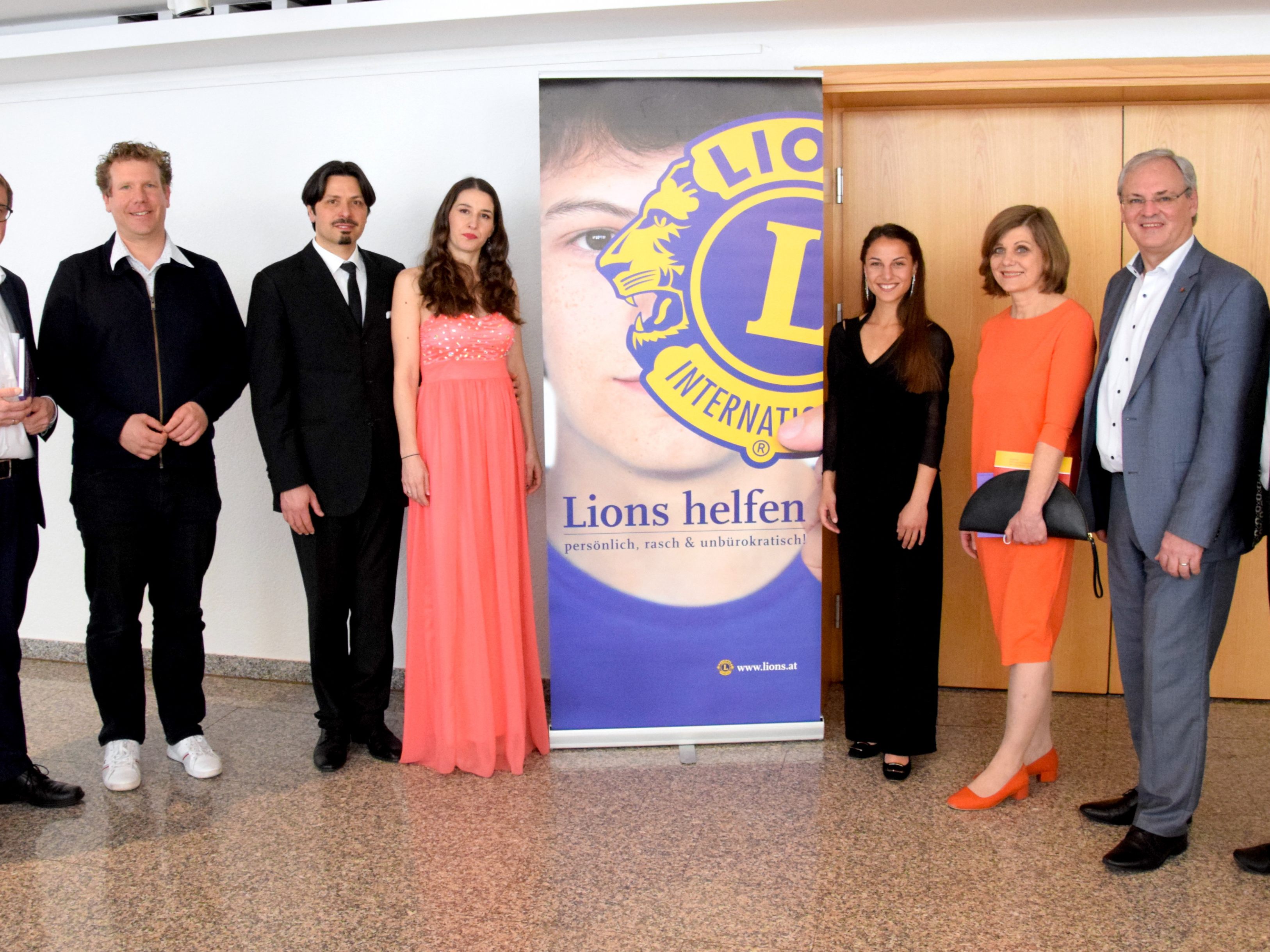 LAbg. Christoph Thoma, Dir. Christian Mathis (Musikschule Walgau), Dirigent Vito Christofaro, Solistinnen Marija Jokovic und Anahita Pasdar, Landesstatthalterin Barbara Schöbi-Fink, Landtagspräsident Harald Sonderegger und Mathias Bertsch (Präsident Lions Club Bludenz) LAbg. Christoph Thoma, Dir. Christian Mathis (Musikschule Walgau), Dirigent Vito Christofaro, Solistinnen Marija Jokovic und Anahita Pasdar, Landesstatthalterin Barbara Schöbi-Fink, Landtagspräsident Harald Sonderegger und Mathias Bertsch (Präsident Lions Club Bludenz)