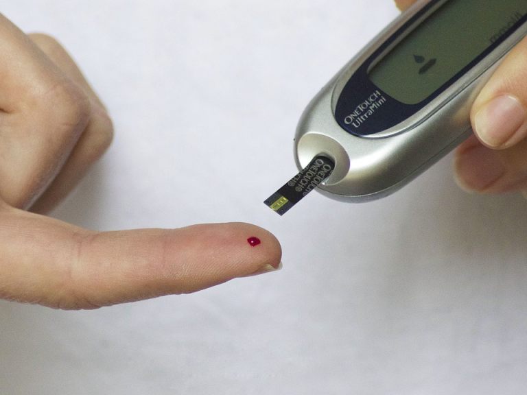 Eine um 40 Prozent gesteigerte Gefahr, nach einer Corona-Infektion an Diabetes zu erkranken, bedeutet ein Plus von 13 Diagnosen bei 1.000 Menschen Eine um 40 Prozent gesteigerte Gefahr, nach einer Corona-Infektion an Diabetes zu erkranken, bedeutet ein Plus von 13 Diagnosen bei 1.000 Menschen