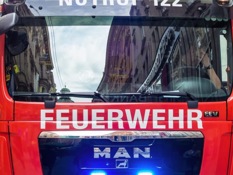 Feuerwehrfahrzeuge aus Österreich werden in die Ukraine gebracht Feuerwehrfahrzeuge aus Österreich werden in die Ukraine gebracht