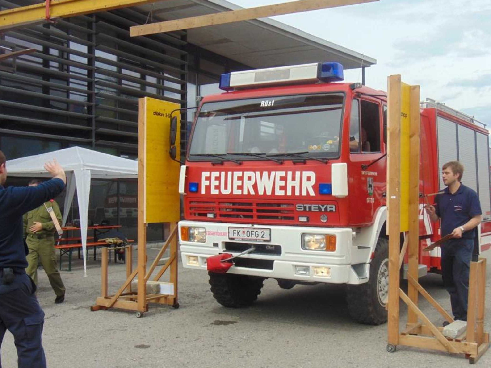 Millimeterarbeit ist für die Fahrer der tonnenschweren Einsatzfahrzeuge wieder gefragt