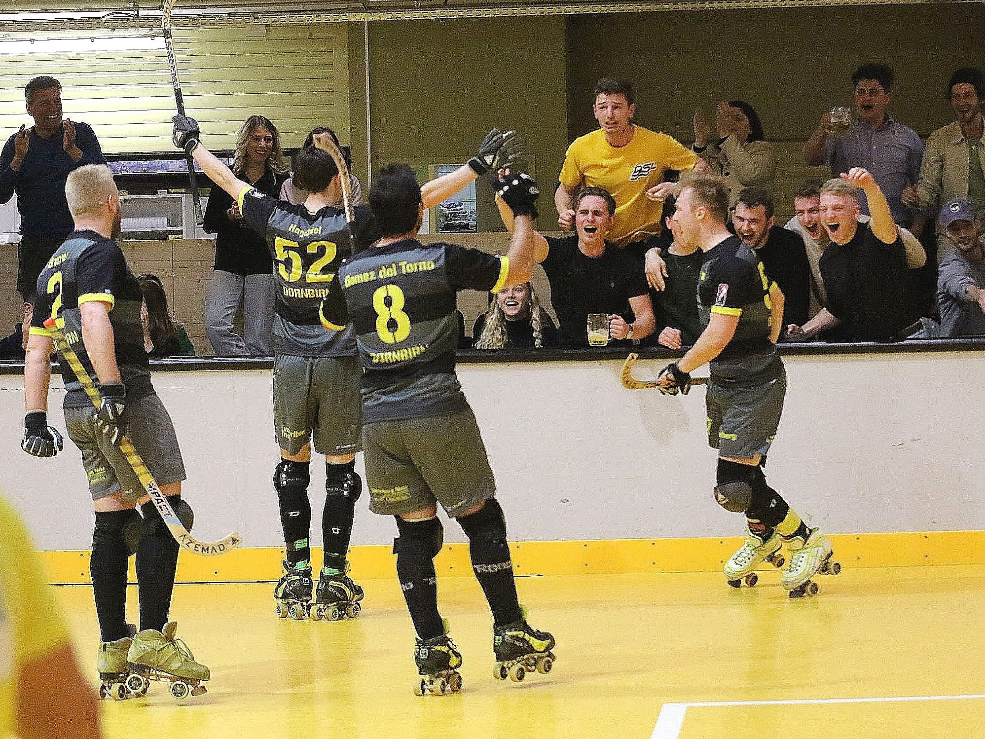 Nach dem turbulenten und am Ende siegreichen Spiel gegen Diessbach, herrschte großer Jubel in der Stadthalle. Nach dem turbulenten und am Ende siegreichen Spiel gegen Diessbach, herrschte großer Jubel in der Stadthalle.