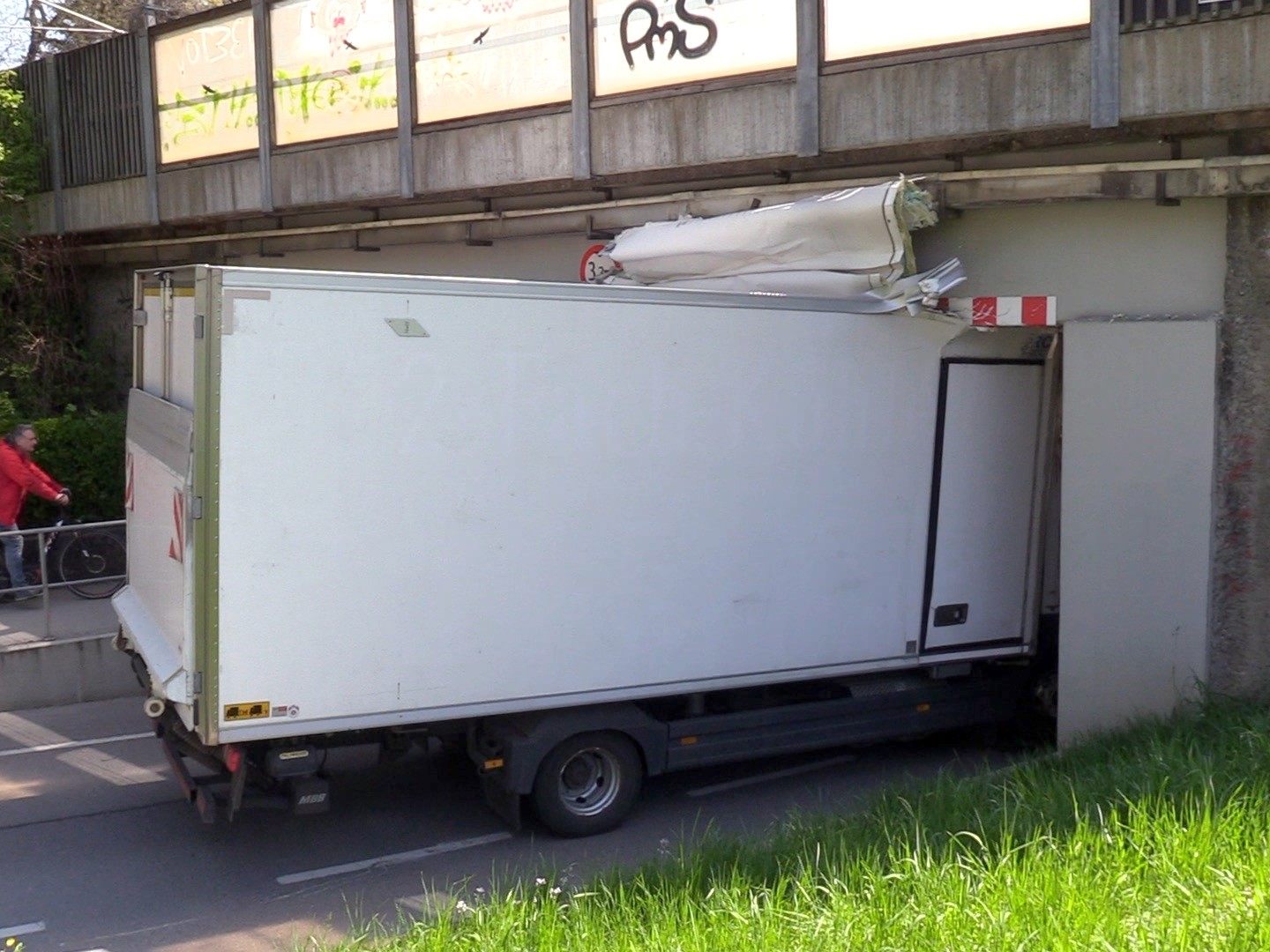 Lkw war zu hoch für die Unterführung