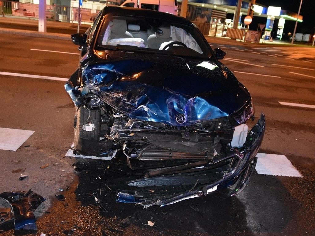 Eine alkoholisierte 22-Jährige krachte in der Nacht auf Sonntag auf der Breitenleer Straße in das Auto eines 52-Jährigen. Eine alkoholisierte 22-Jährige krachte in der Nacht auf Sonntag auf der Breitenleer Straße in das Auto eines 52-Jährigen.