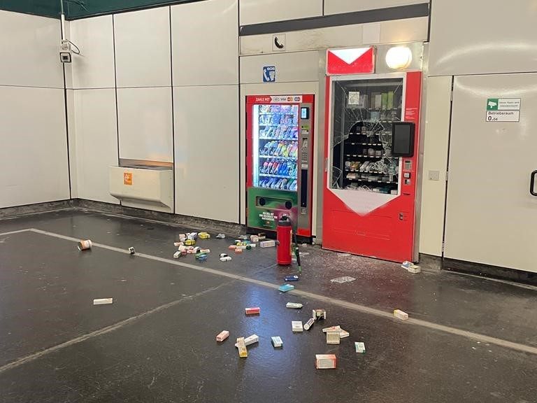 Automat in Wiener U-Bahnstation mit Feuerlöscher eingeschlagen