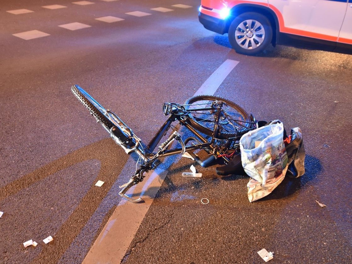 Eine 21-Jährige erfasste Dienstagabend eine 60-jährige Radfahrerin in Wien-Floridsdorf mit dem Auto.