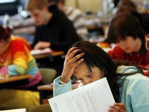Jugendliche sollen an Schulen über Gewalt, Mobbing und Co. informiert werden Jugendliche sollen an Schulen über Gewalt, Mobbing und Co. informiert werden