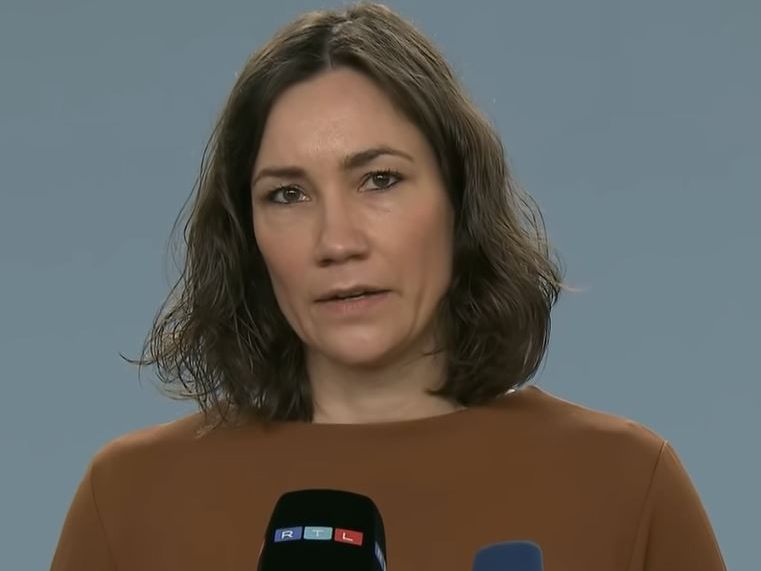 Bizarre Pressekonferenz der deutschen Familienministerin Anne Spiegel. Bizarre Pressekonferenz der deutschen Familienministerin Anne Spiegel.