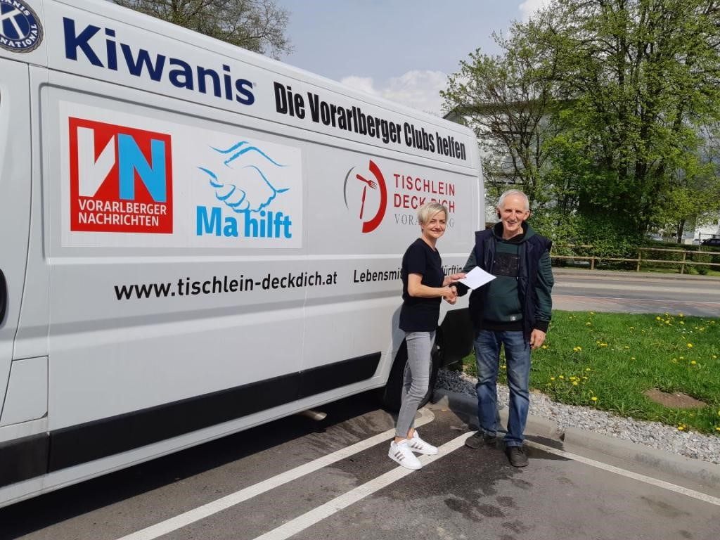Spendenübergabe Theaterverein Fraxern an Tischlein deck dich. Im Bild: Silvia Nachbaur und Elmar Stüttler. Spendenübergabe Theaterverein Fraxern an Tischlein deck dich. Im Bild: Silvia Nachbaur und Elmar Stüttler.