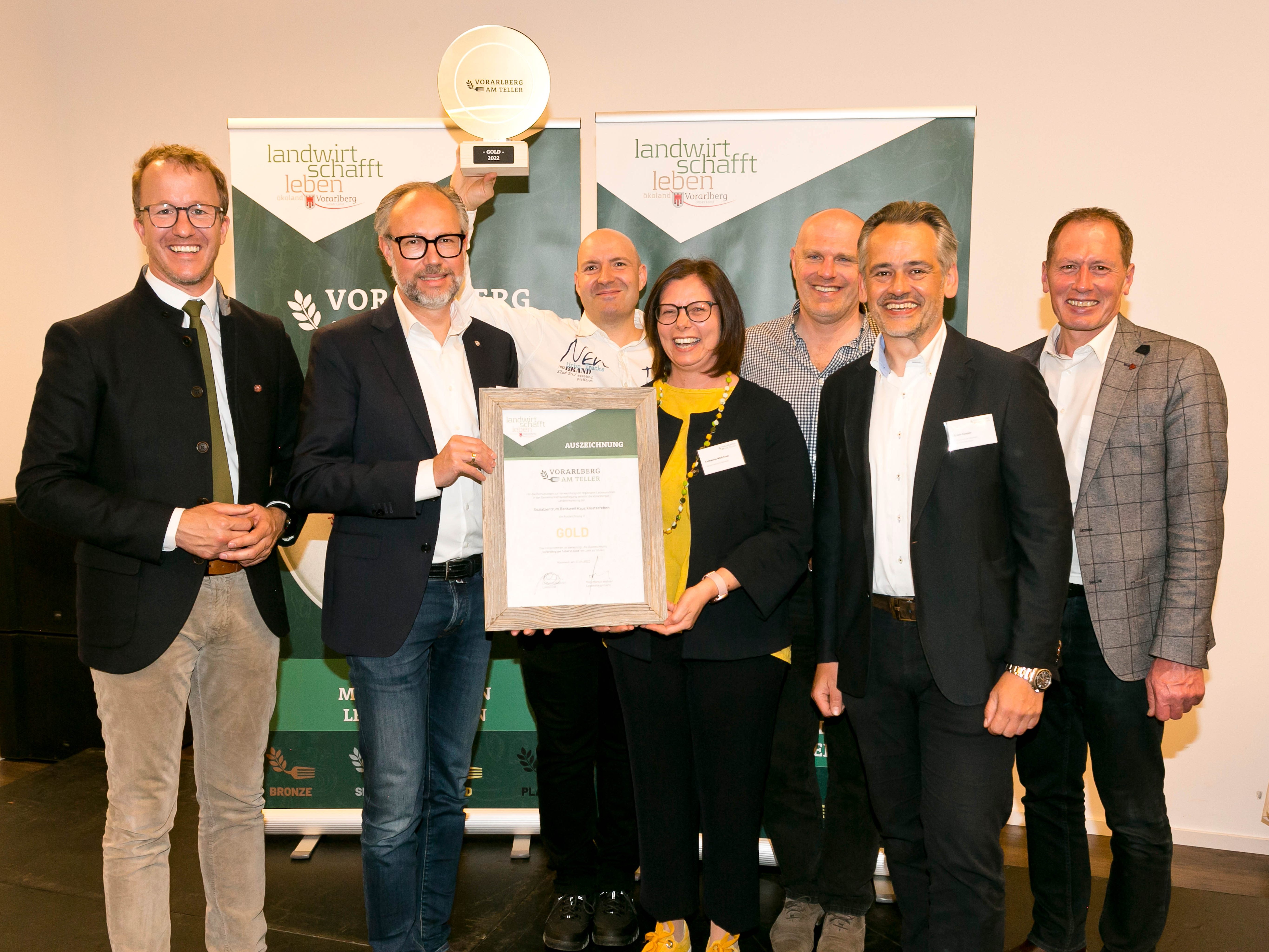Landesrat Christian Gantner, Haus Klosterreben-Geschäftsführer Markus Strolz, Johannes Polzhofer, Bgm. Katharina Wöß-Krall, Christian Brunbauer, Küchenchef Erwin Kasper und Landwirtschaftskammerpräsident Josef Moosbrugger. Landesrat Christian Gantner, Haus Klosterreben-Geschäftsführer Markus Strolz, Johannes Polzhofer, Bgm. Katharina Wöß-Krall, Christian Brunbauer, Küchenchef Erwin Kasper und Landwirtschaftskammerpräsident Josef Moosbrugger.