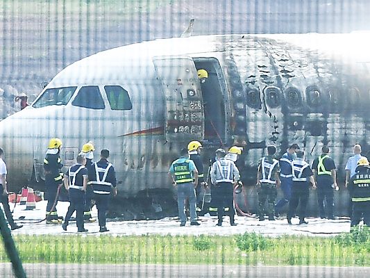 Das Flugzeug kam beim Start von der Bahn ab