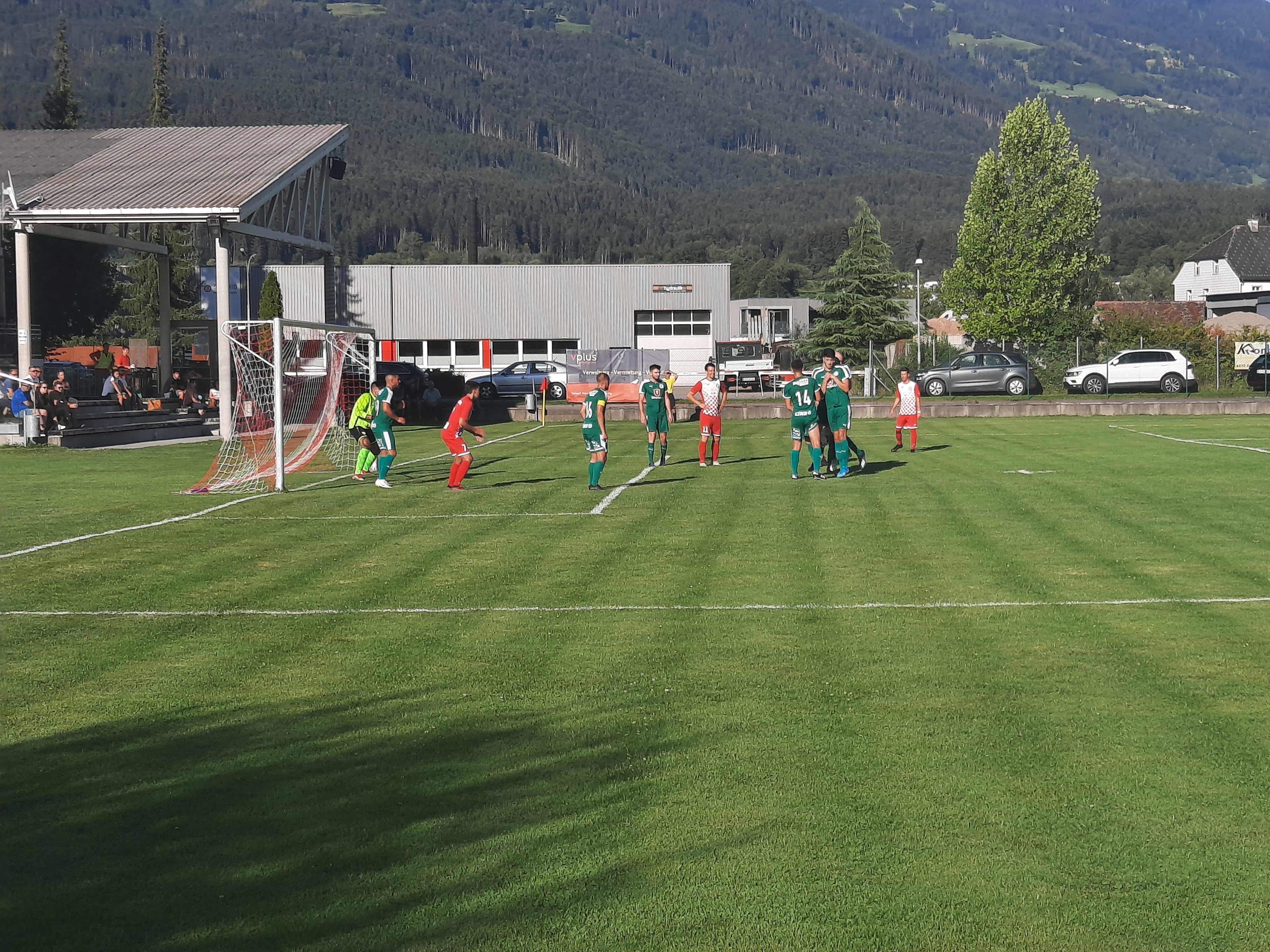 Unser Fussballnachwuchs spielt zu Hause.  Komm auch Du.