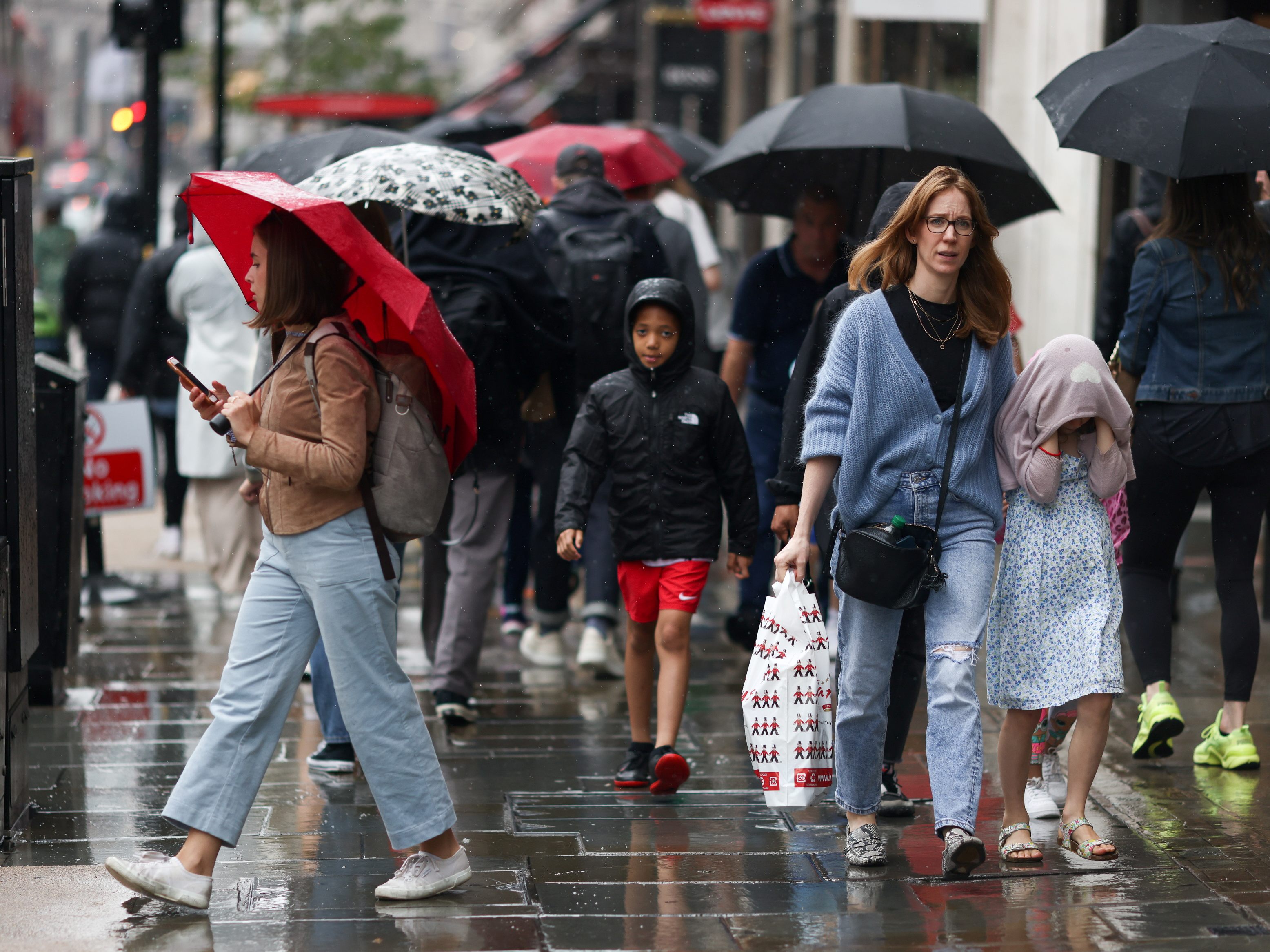 In der kommenden Woche sollte man seinen Regenschirm immer dabeihaben. In der kommenden Woche sollte man seinen Regenschirm immer dabeihaben.