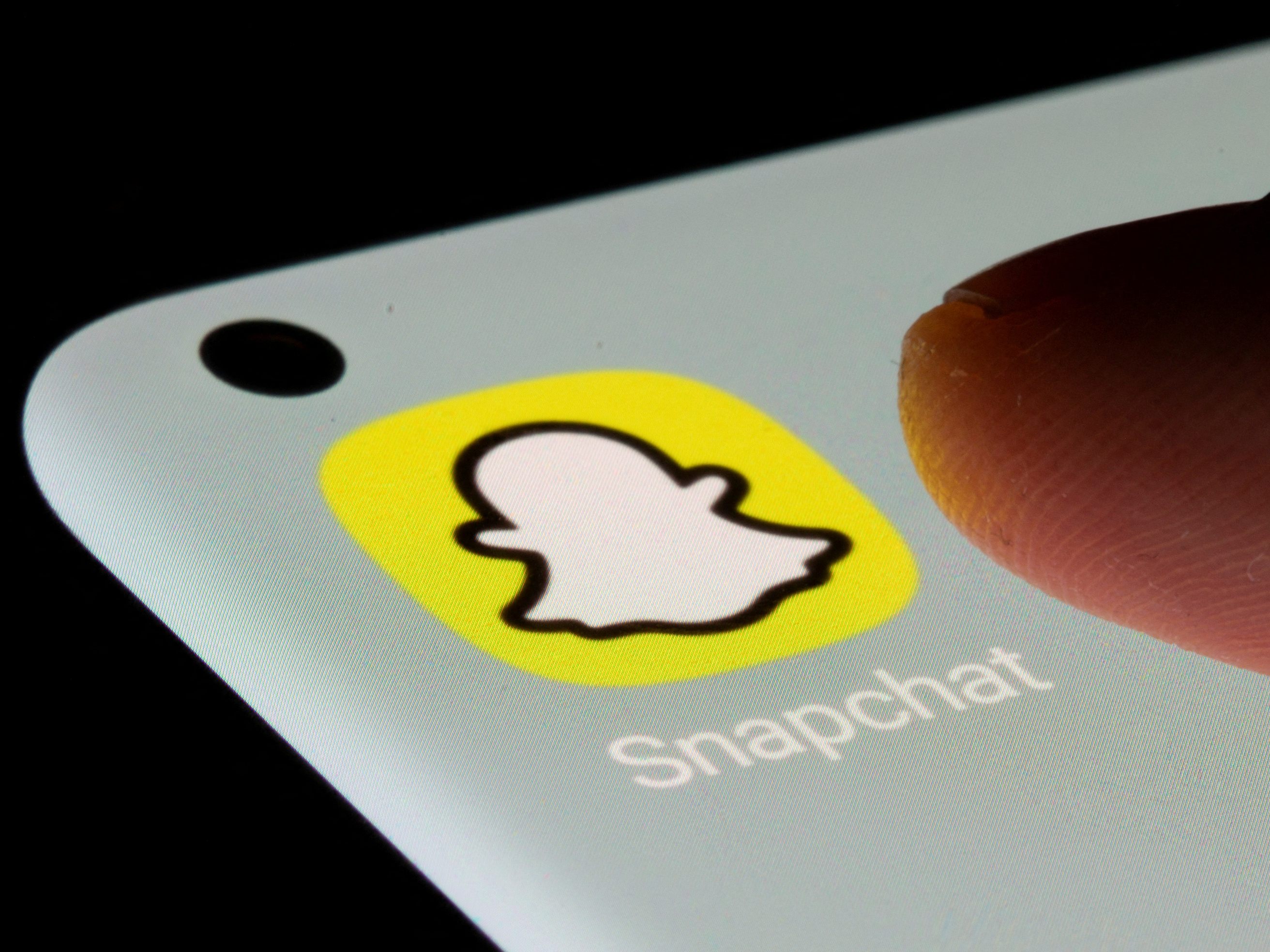 Ein Schulwart soll in einer Mittelschule in NÖ Jugendlichen obszöne Nachrichten geschickt haben.