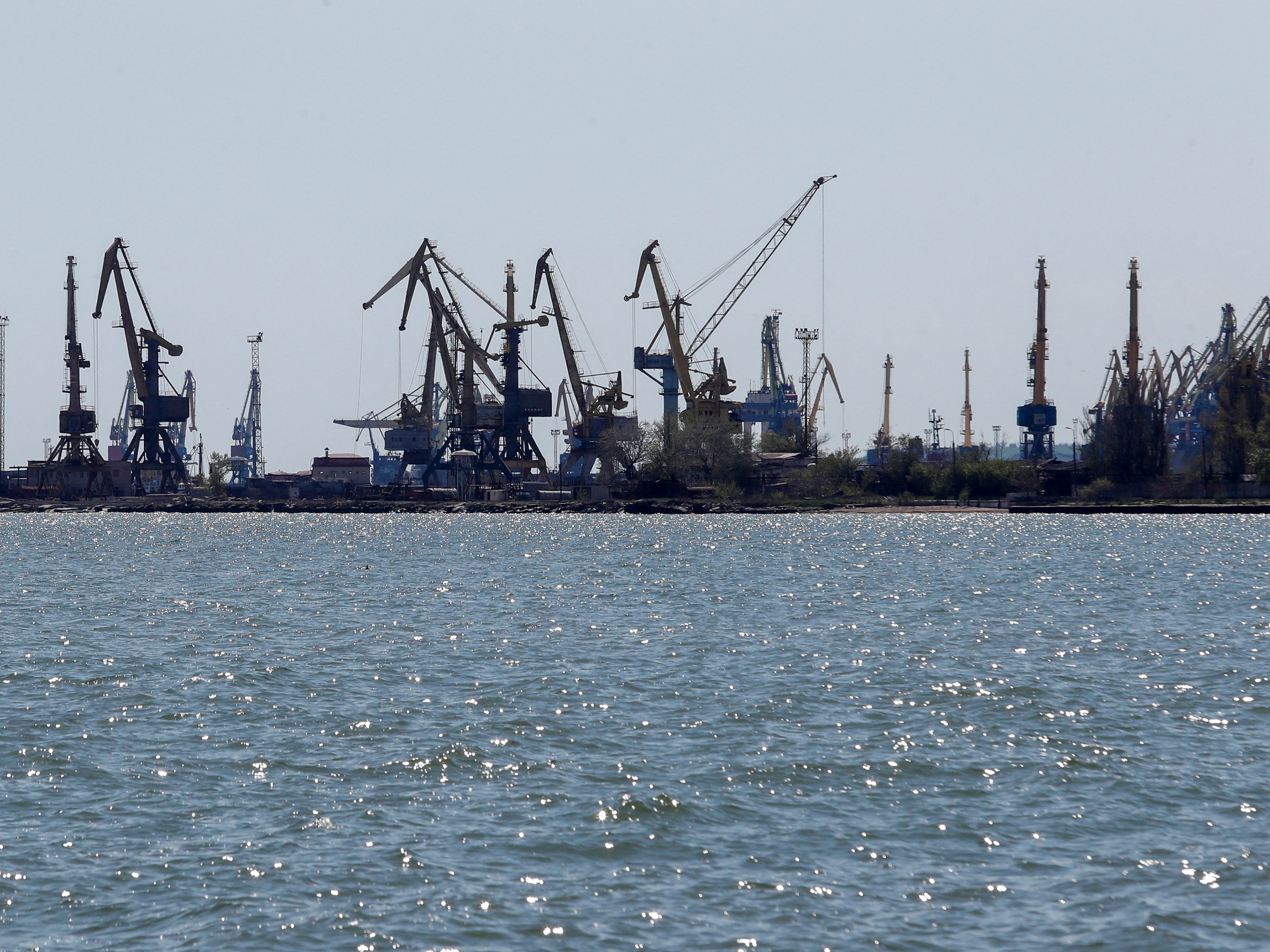 Mehrere Handelsschiffe im Hafen von Mariupol von Beschlagnahmung betroffen. Mehrere Handelsschiffe im Hafen von Mariupol von Beschlagnahmung betroffen.