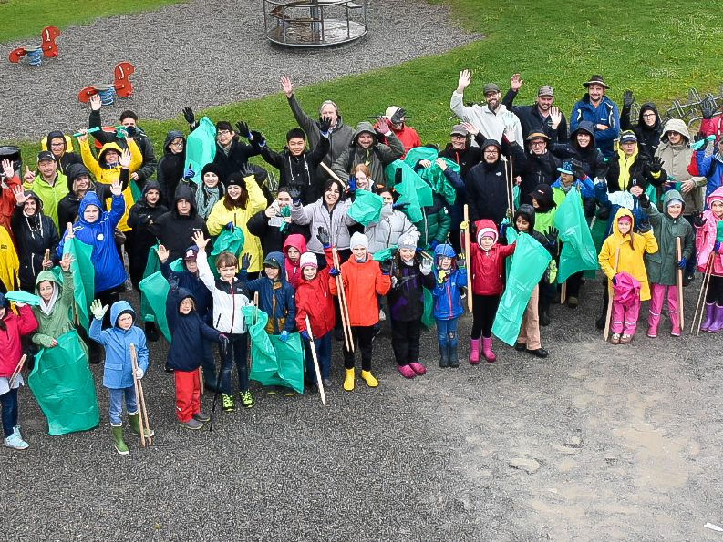Circa 100 TeilnehmerInnen halfen beim Saubermachen Circa 100 TeilnehmerInnen halfen beim Saubermachen