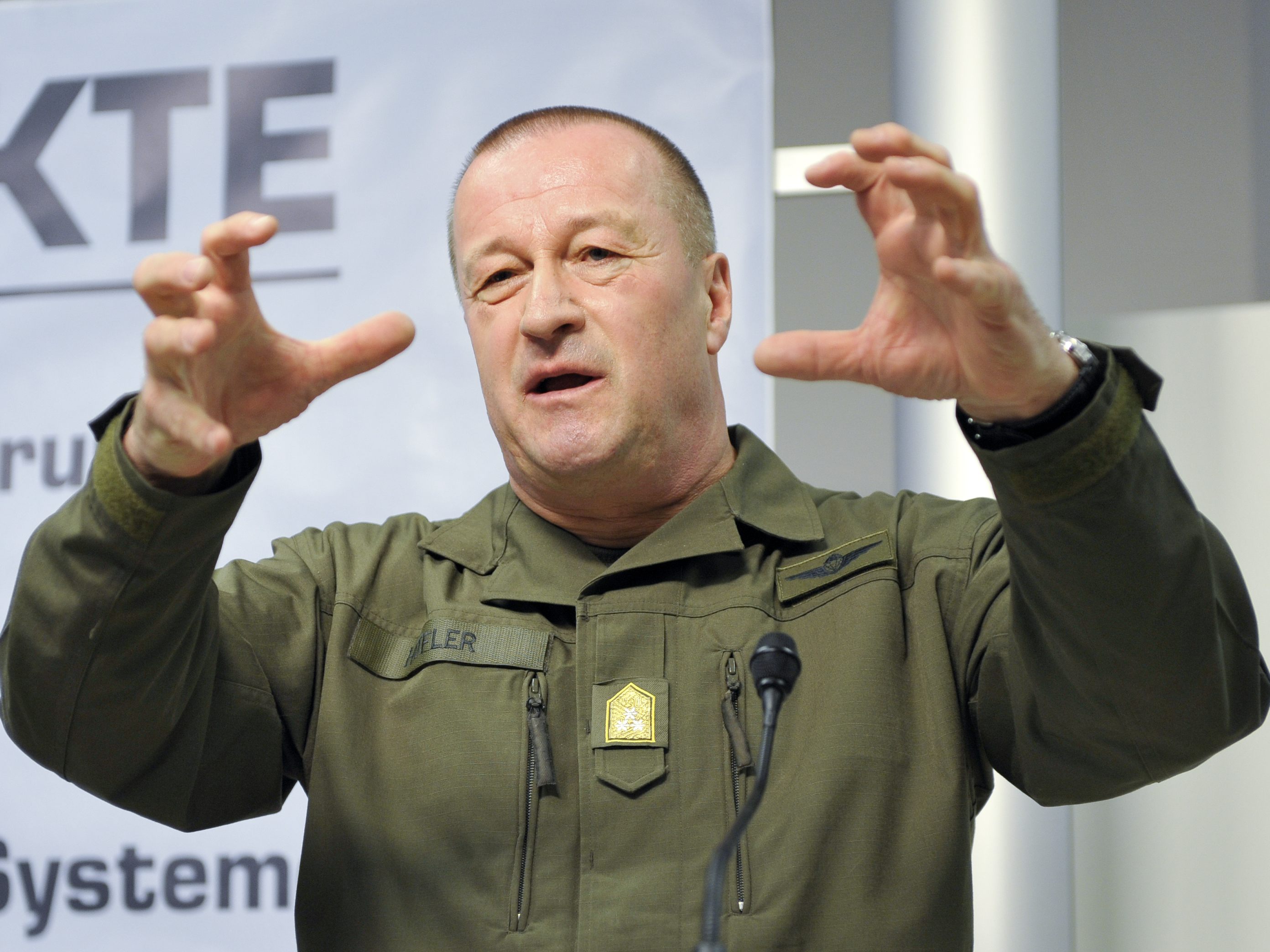 Ex-Armeechef Höfler fordert eine ehrliche Diskussion über die Neutralität Österreichs und einen NATO-Beitritt. Ex-Armeechef Höfler fordert eine ehrliche Diskussion über die Neutralität Österreichs und einen NATO-Beitritt.
