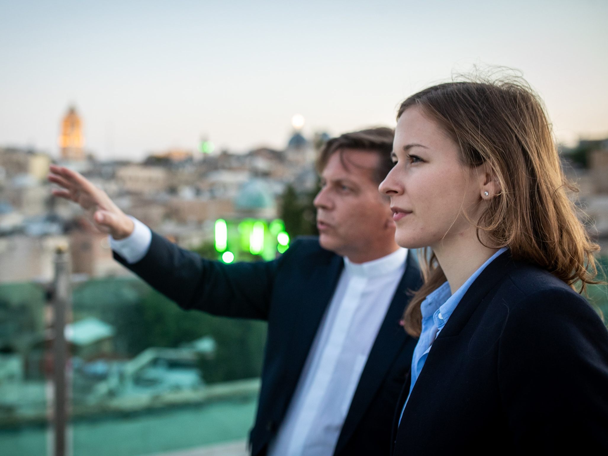 Claudia Plakolm (ÖVP) unterzeichnete bei einem Besuch in Israel ein Abkommen zum Jugendaustausch mit Österreich. Claudia Plakolm (ÖVP) unterzeichnete bei einem Besuch in Israel ein Abkommen zum Jugendaustausch mit Österreich.