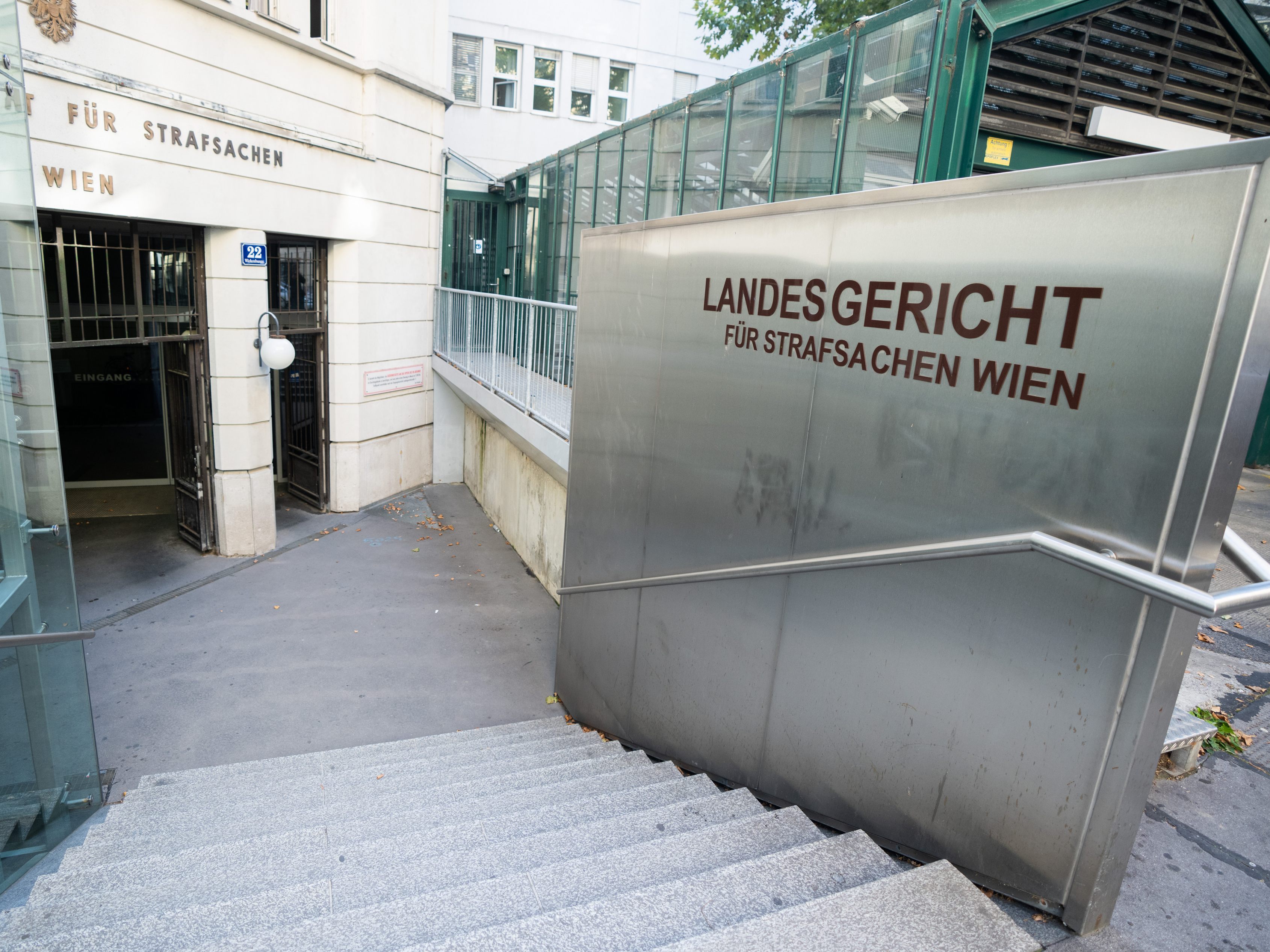 Zwei Jugendliche wurden am Wiener Landesgericht wegen zwei Trafik-Überfällen zu teilbedingten Haftstrafen verurteilt. Zwei Jugendliche wurden am Wiener Landesgericht wegen zwei Trafik-Überfällen zu teilbedingten Haftstrafen verurteilt.