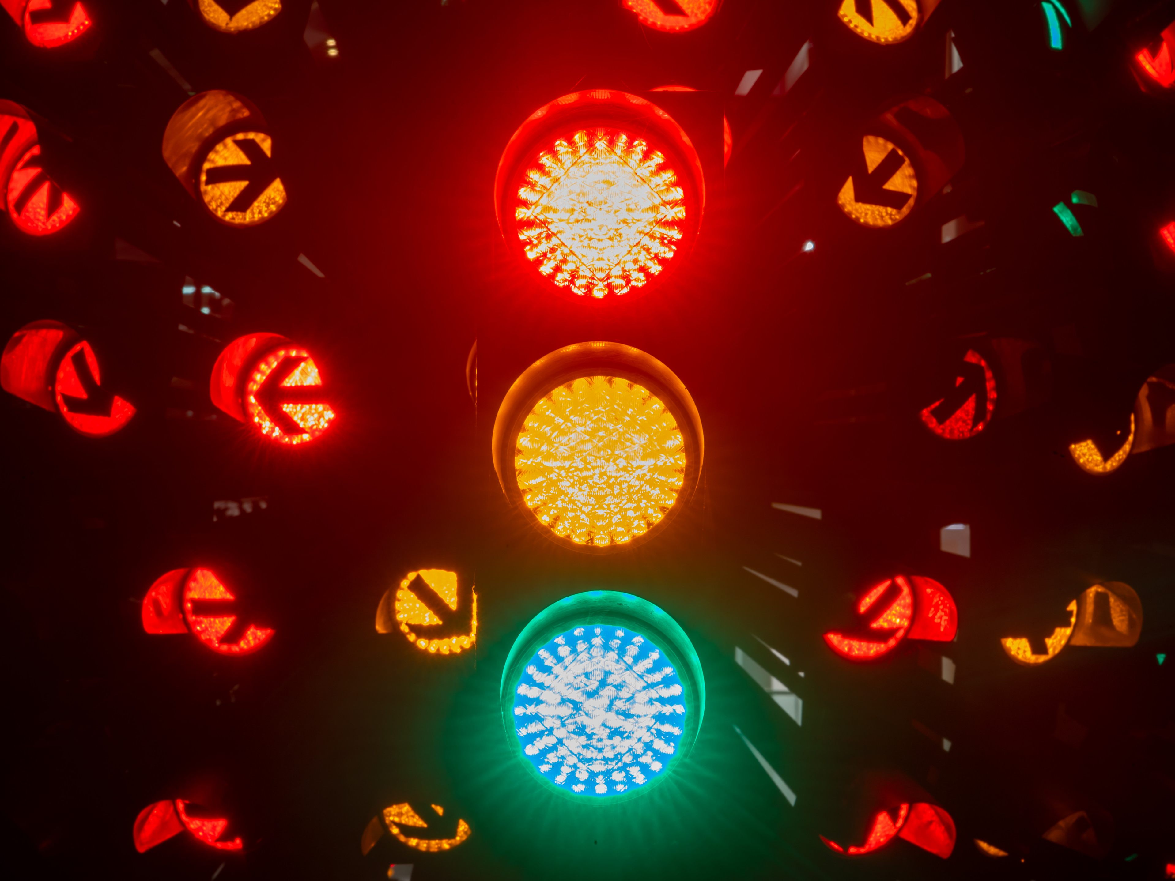 In zwei Bundesländern leuchtet die Corona-Ampel weiterhin "orange". In zwei Bundesländern leuchtet die Corona-Ampel weiterhin "orange".