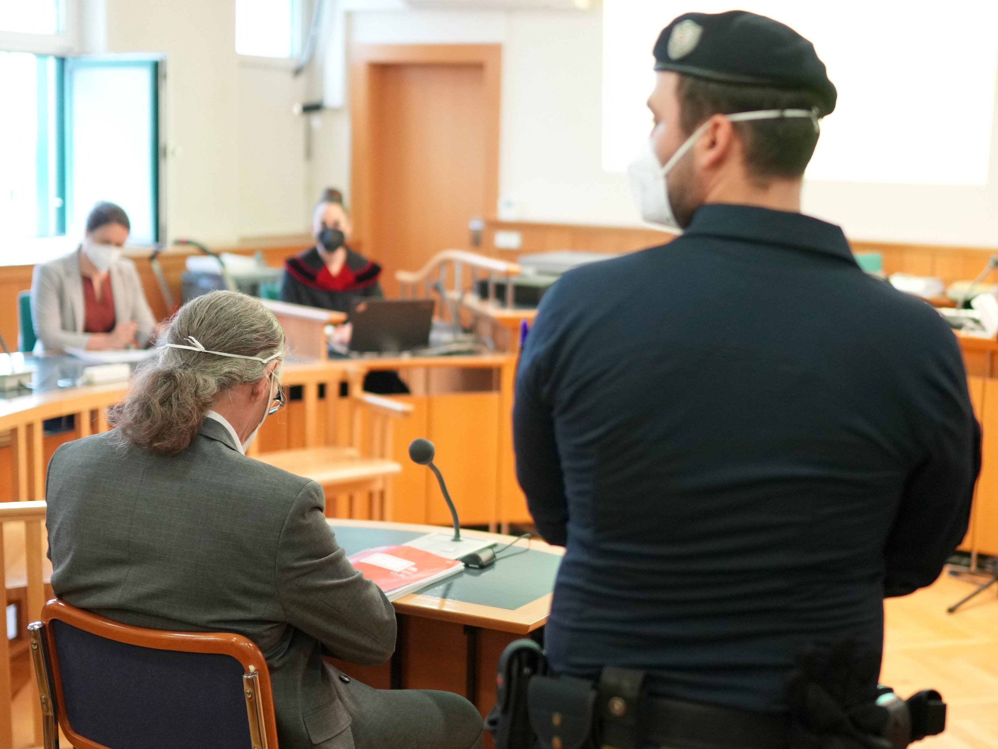 Die Staatsanwaltschaft wirft dem Angeklagten Mord vor. Die Staatsanwaltschaft wirft dem Angeklagten Mord vor.
