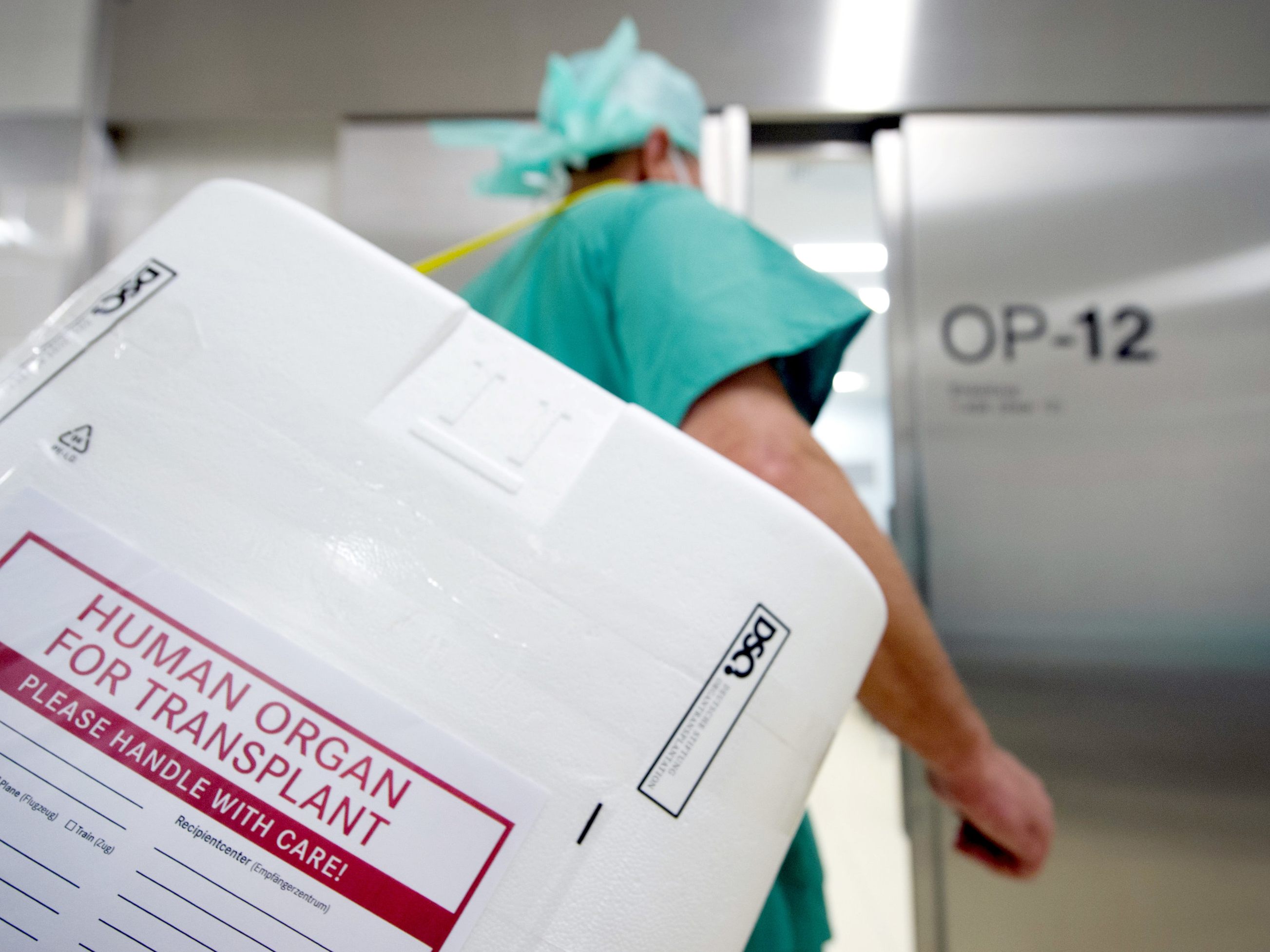 Schweizer stimmen radikaler Änderung der Organspende-Regeln zu.