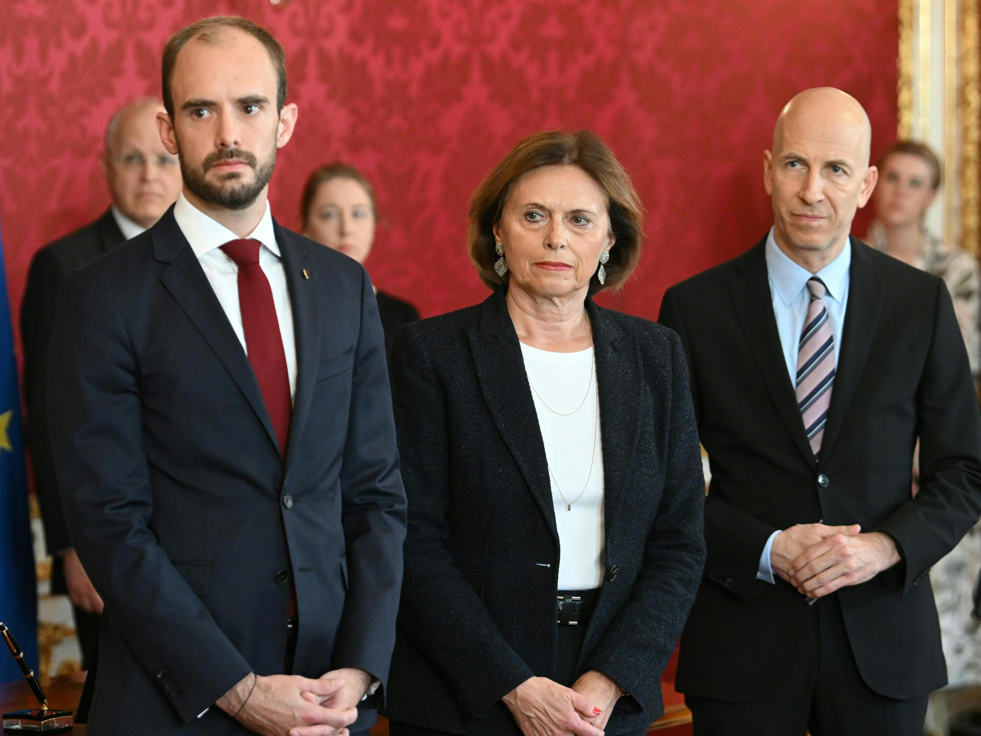 Nach ihrer Angelobung treten die die neuen Regierungsmitglieder vor dem Nationalrat auf. Nach ihrer Angelobung treten die die neuen Regierungsmitglieder vor dem Nationalrat auf.