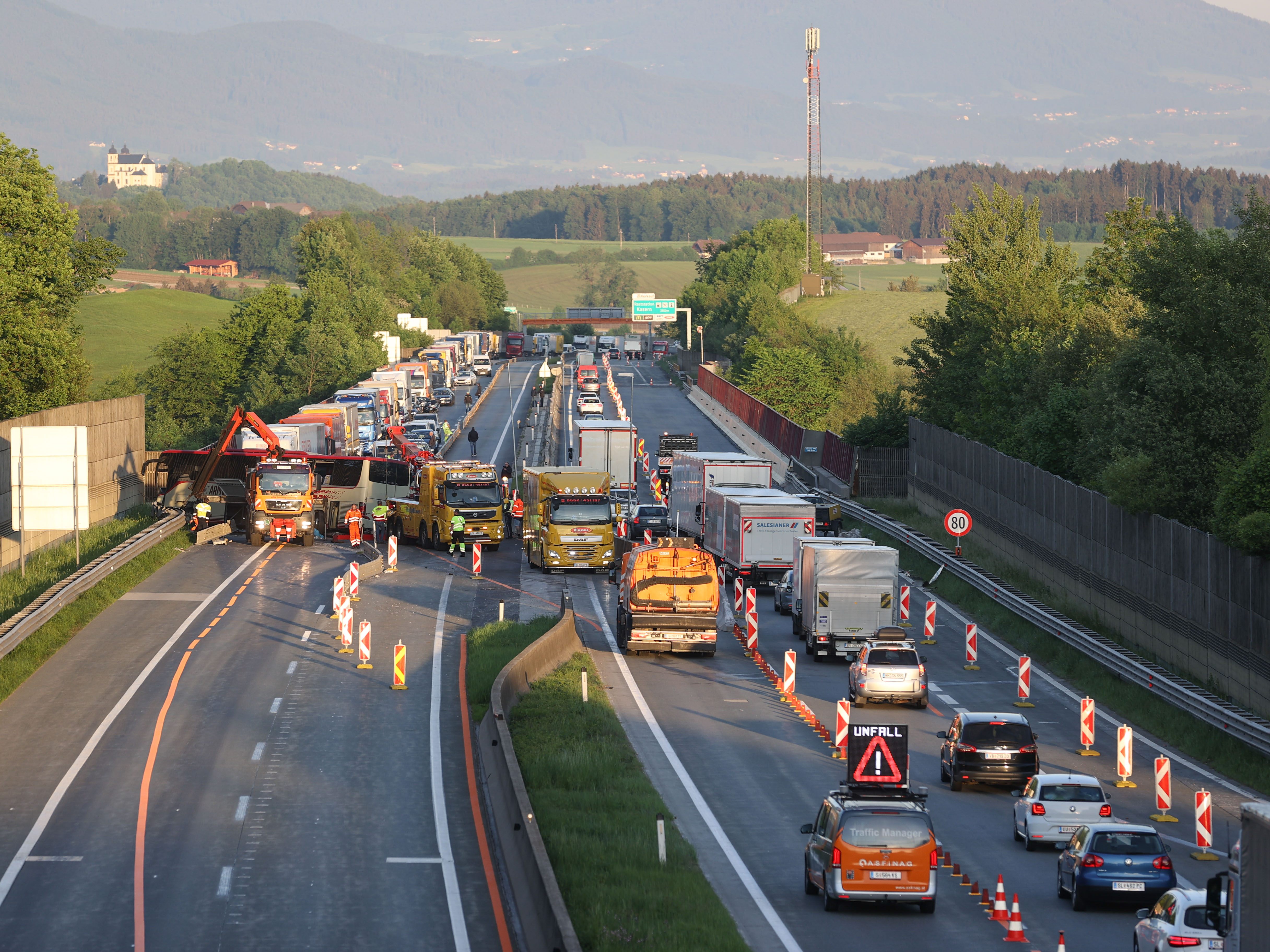 Schwerer Busunfall auf der Westautobahn bei Eugendorf.