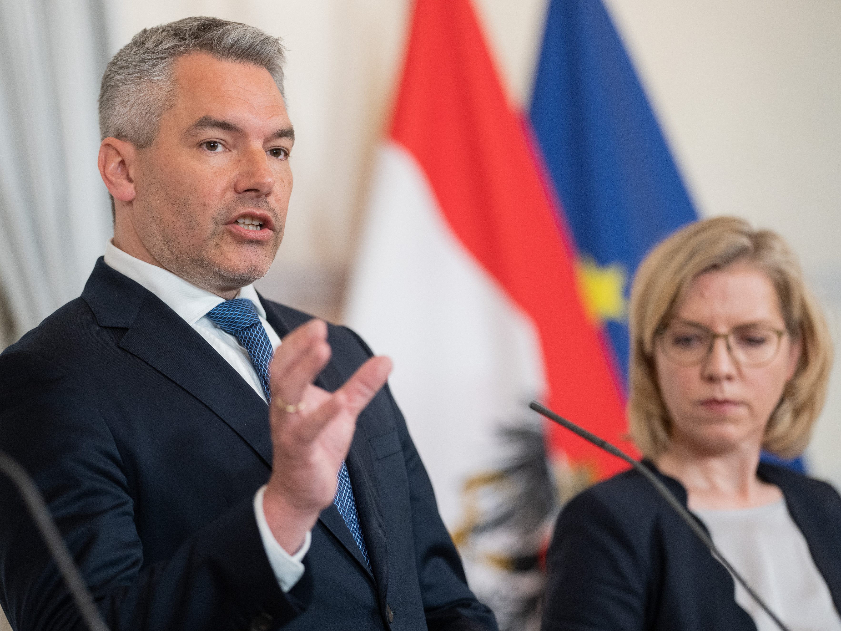 Vienna.at zeigt das Pressefoyer nach dem Ministerrat im Live-Stream ab 12 Uhr. Vienna.at zeigt das Pressefoyer nach dem Ministerrat im Live-Stream ab 12 Uhr.