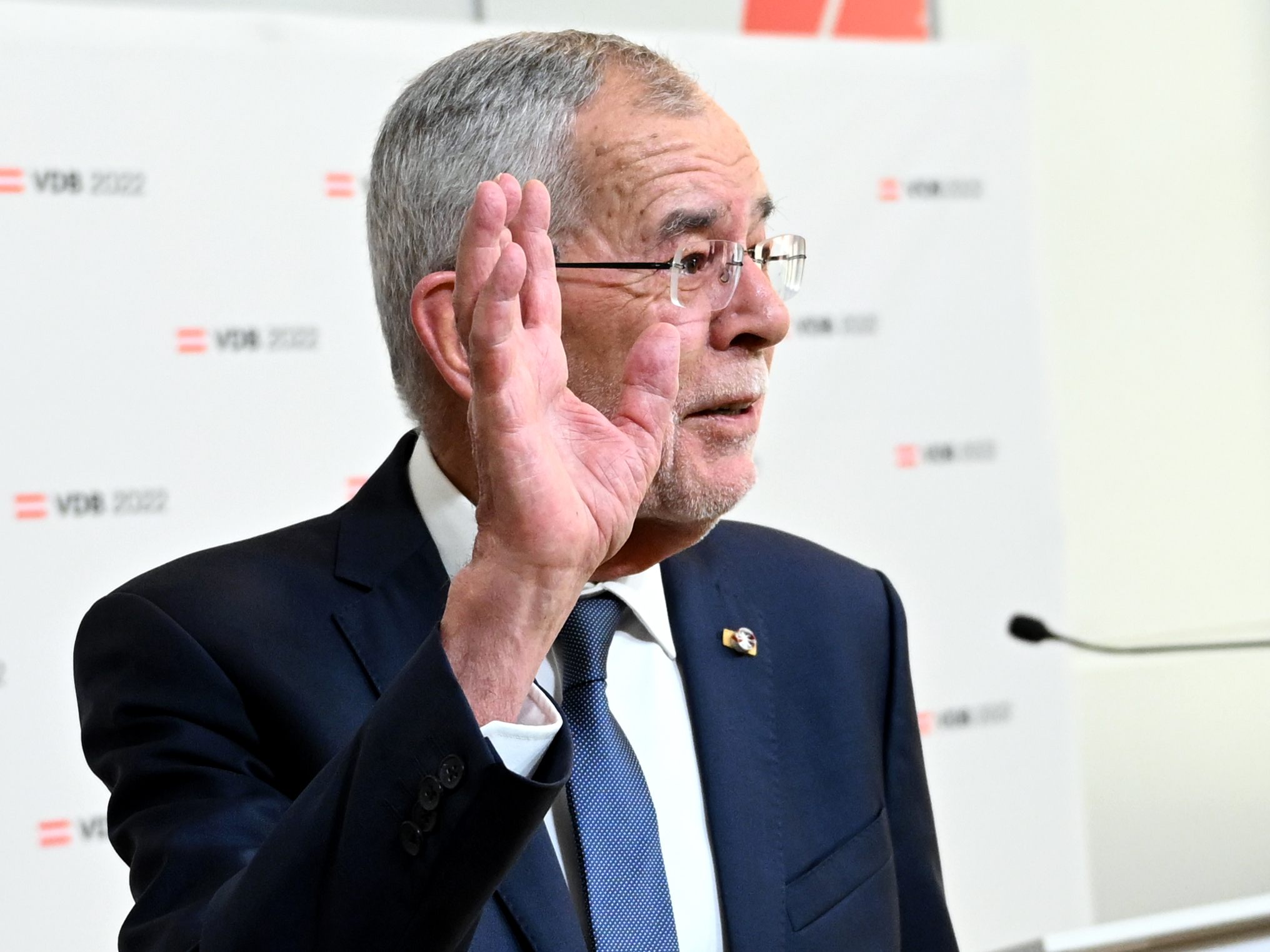 Der amtierende Bundespräsident Alexander Van der Bellen kandidiert nochmal für das Amt des Bundespräsidenten. Ein Drittel der Österreicher würde, laut einer Umfrage, dieses Amt abschaffen. Der amtierende Bundespräsident Alexander Van der Bellen kandidiert nochmal für das Amt des Bundespräsidenten. Ein Drittel der Österreicher würde, laut einer Umfrage, dieses Amt abschaffen.