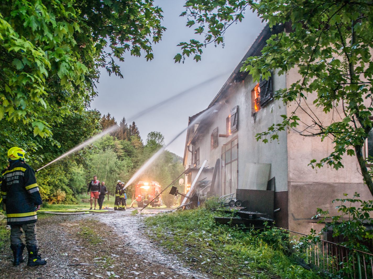 Feuerwehr rettete zehn Kälber bei Großbrand im Bezirk Amstetten. Feuerwehr rettete zehn Kälber bei Großbrand im Bezirk Amstetten.