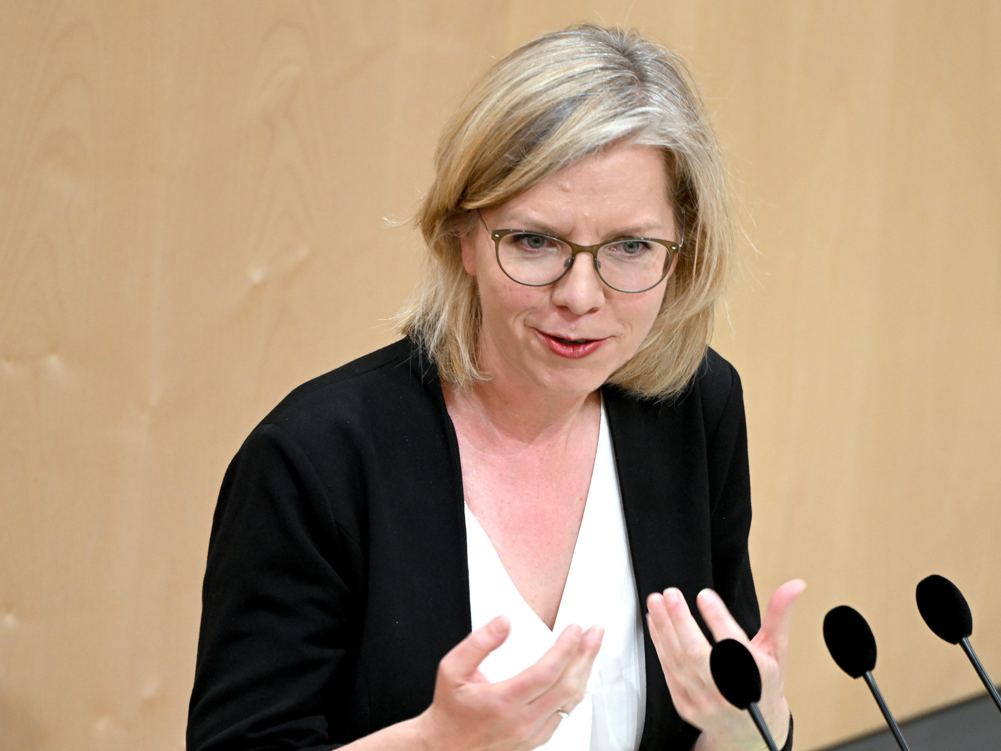 Die Verordnung zum Klimabonus von Leonore Gewessler in Begutachtung gegeben. Die Verordnung zum Klimabonus von Leonore Gewessler in Begutachtung gegeben.