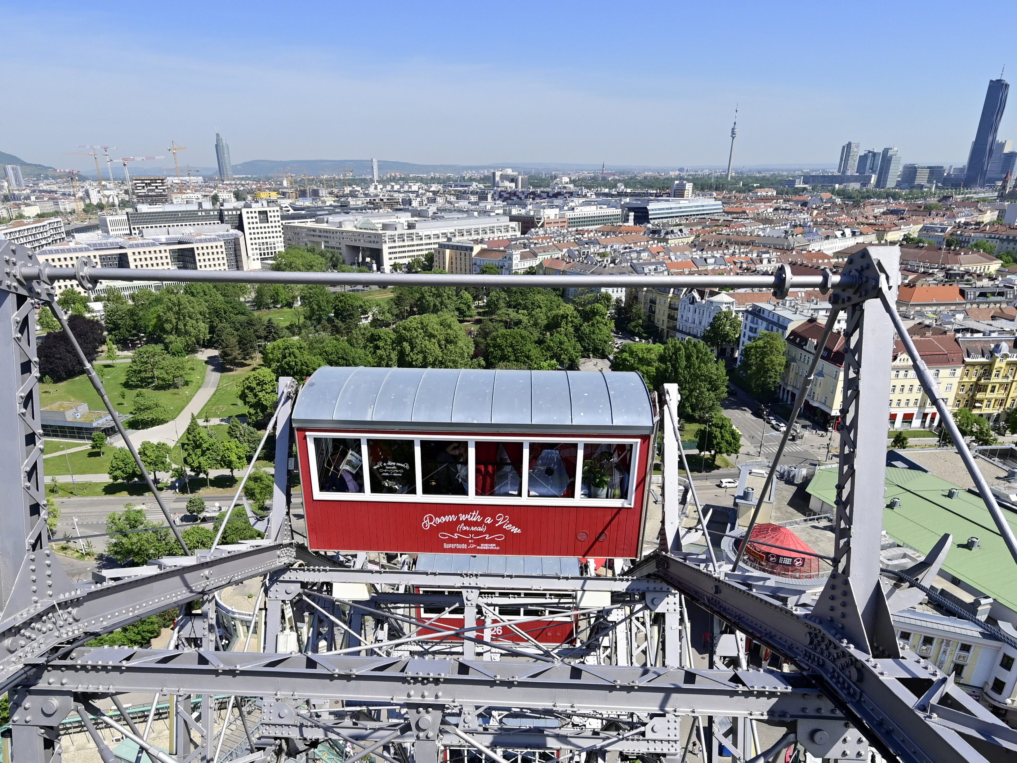 Bei dem Gewinnspiel von "Room with a view" kann man derzeit eine Übernachtung im Wiener Riesenrad gewinnen.