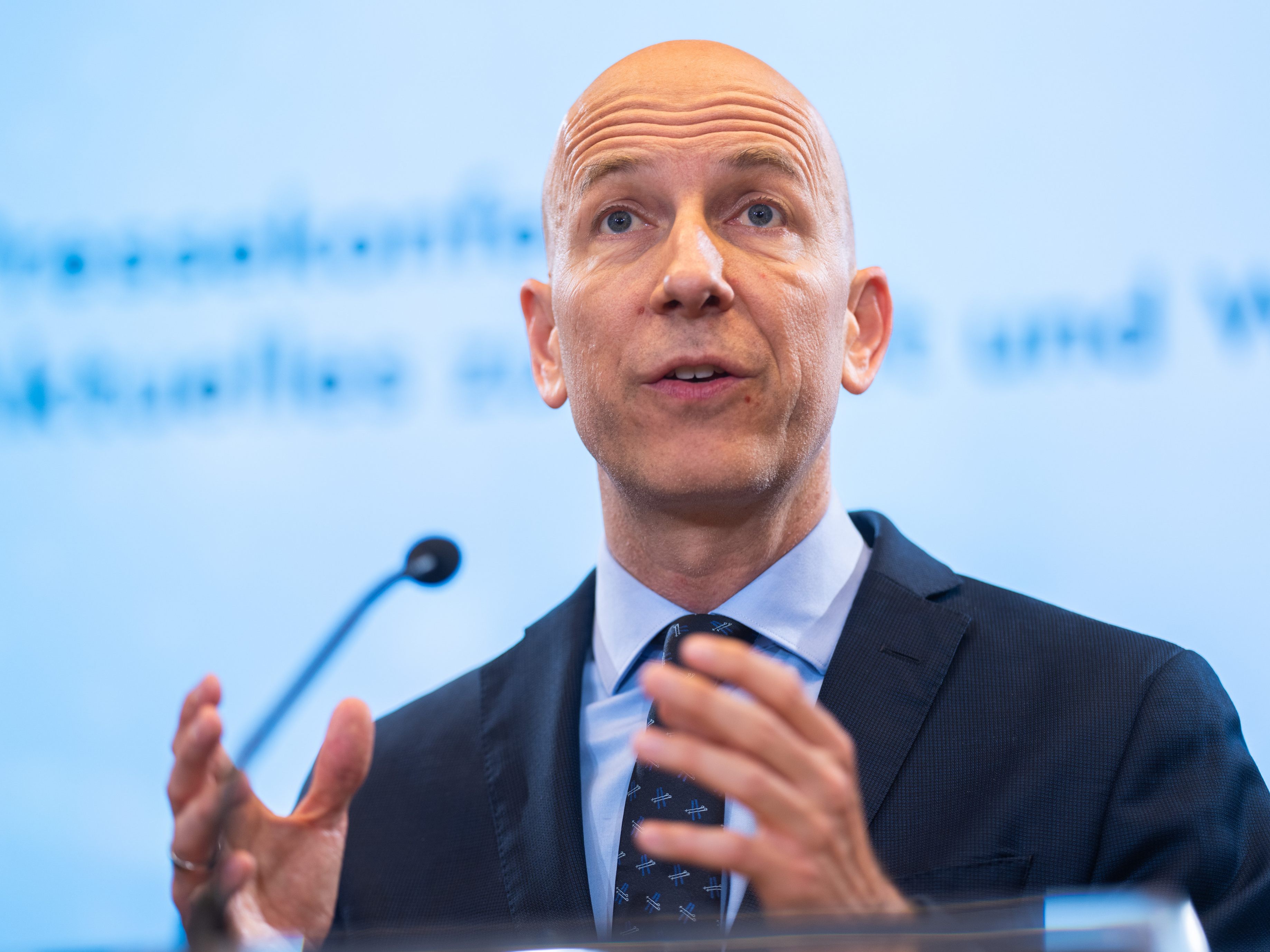 Laut Arbeitsminister Martin Kocher (ÖVP) habe die Teuerung keinen Einfluss auf den Wohlstand in Österreich. Laut Arbeitsminister Martin Kocher (ÖVP) habe die Teuerung keinen Einfluss auf den Wohlstand in Österreich.