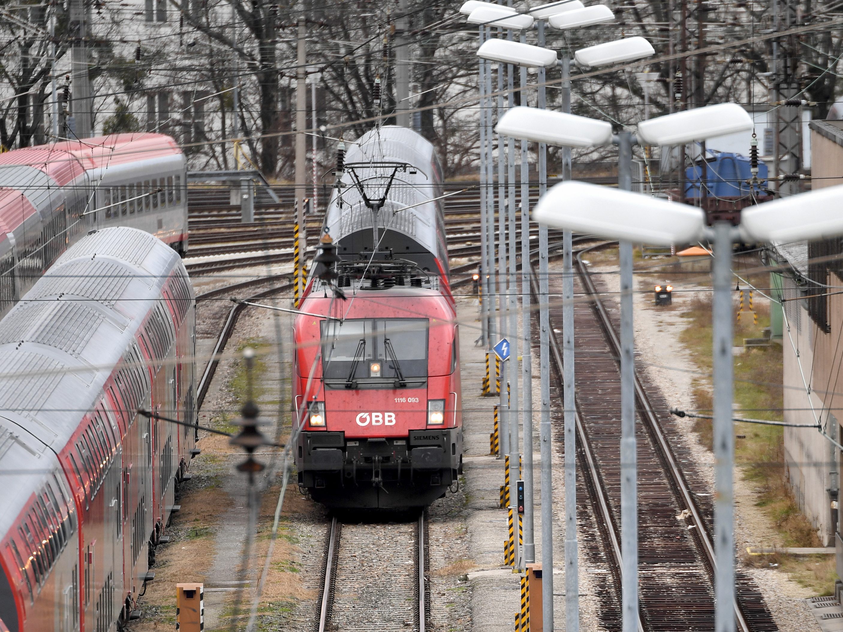 ein 26-Jähriger wurde Samstavormittag am Innsbrucker Hauptbahnhof von einem Zug erfasst.