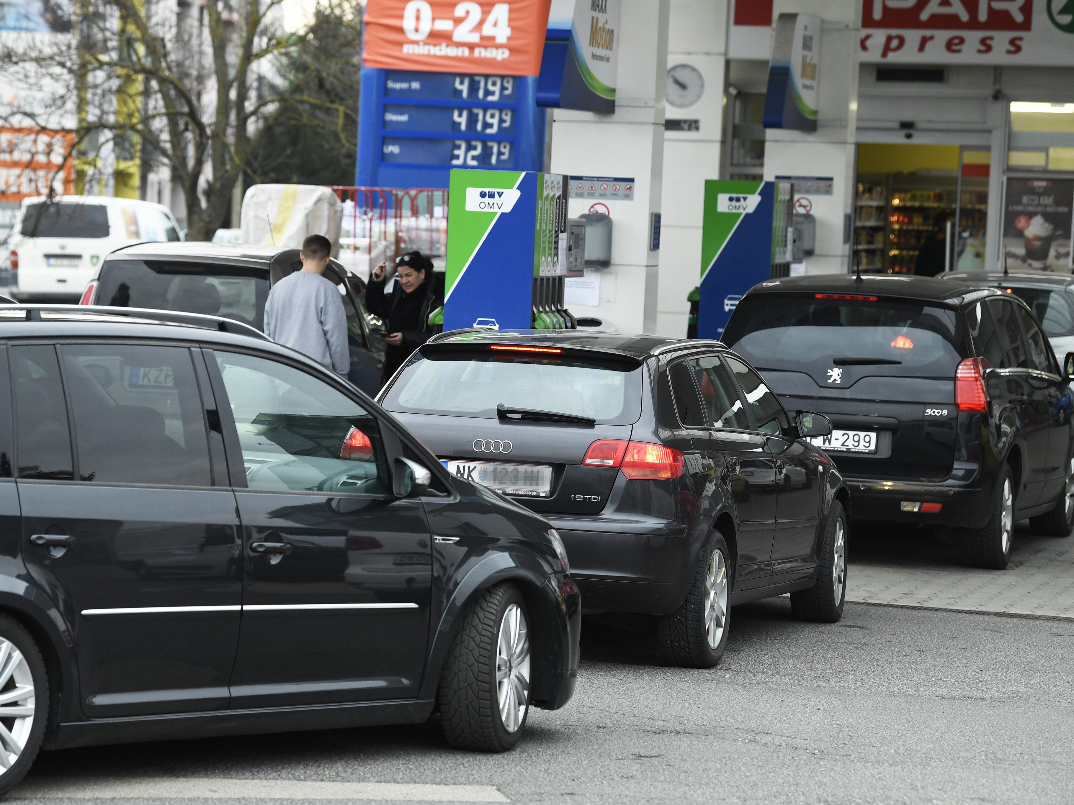 Ausländer tanken seit Freitag in Ungarn deutlich teurer als Inländer