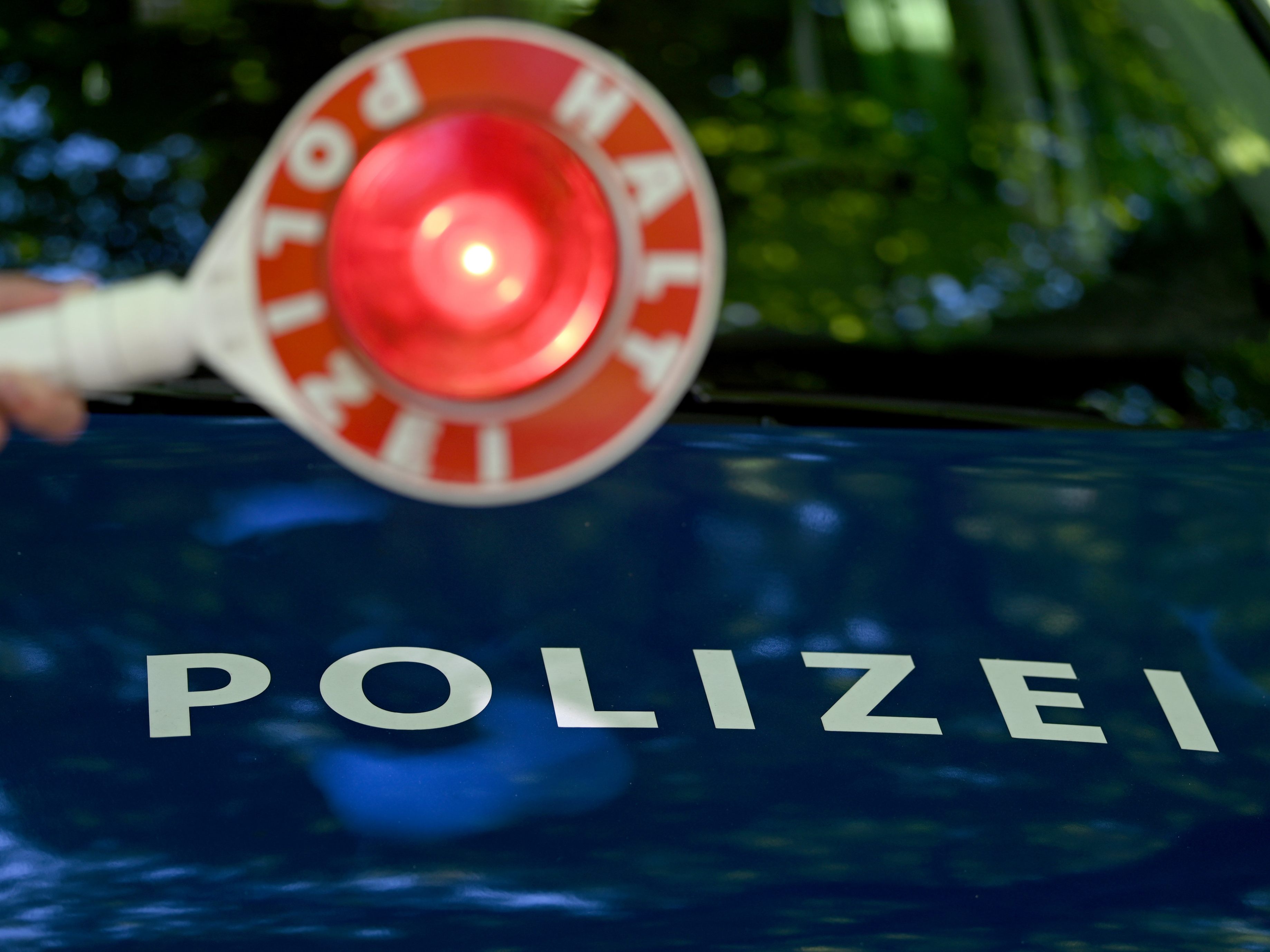 Ein 22-jähriger Mann attakierte gestern in Wien-Favoriten einen Polizisten.