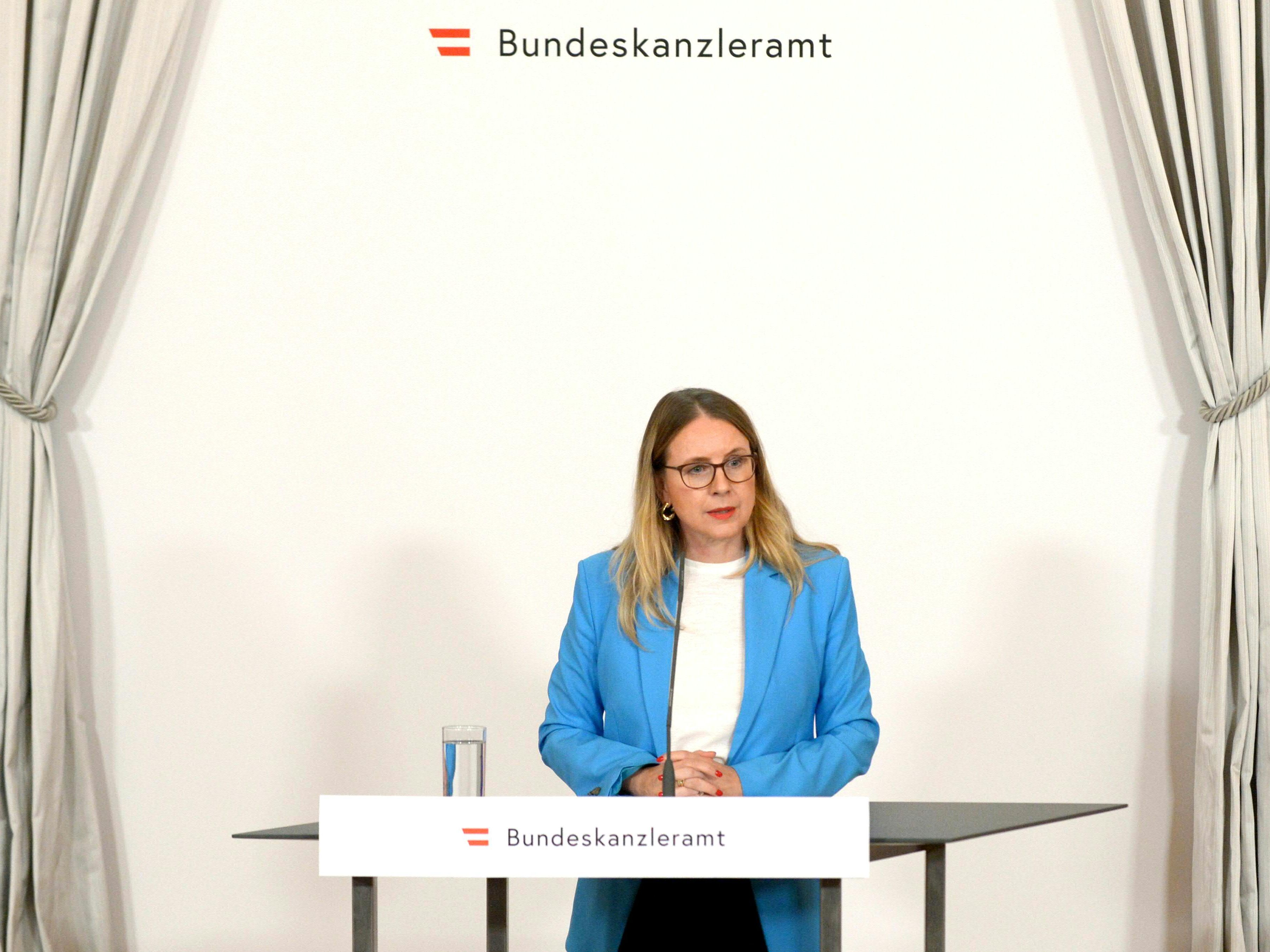 Der "Kurier" spekulierte über eine Neujustierung der Regierung. Im Bild: Margarete Schramböck (ÖVP).