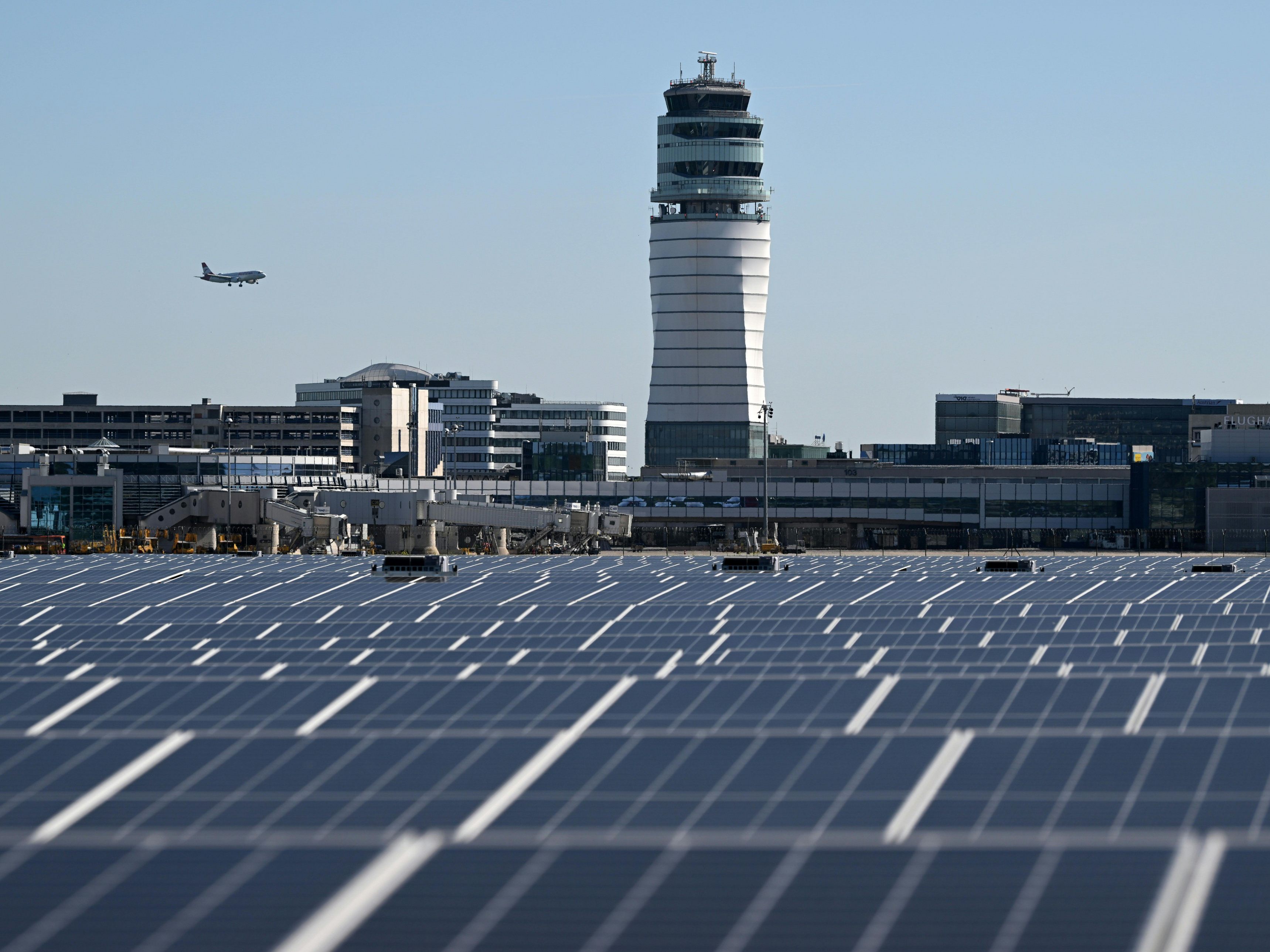 Größte Photovoltaik-Anlage Österreichs am Flughafen Wien in Betrieb genommen.