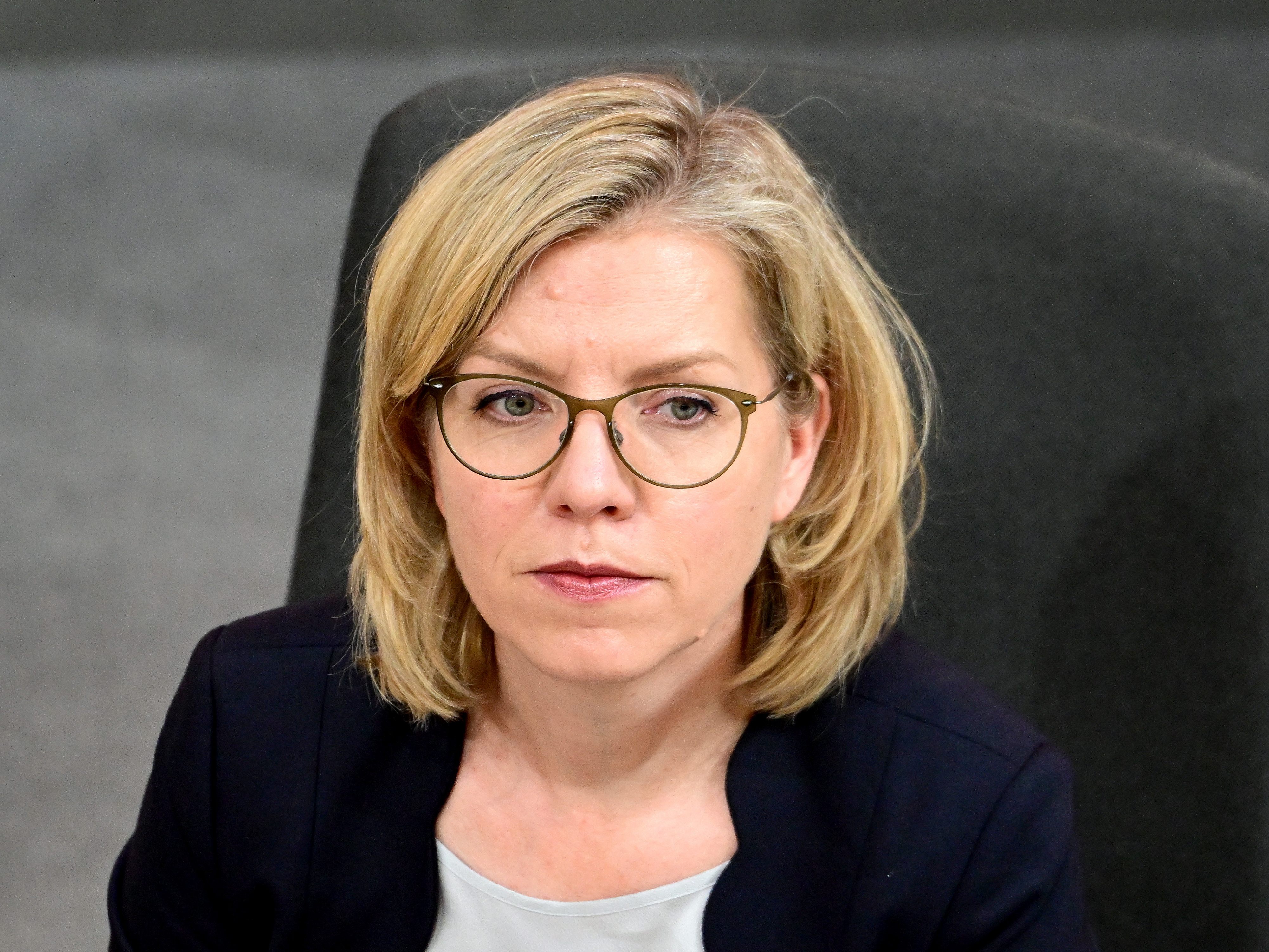 Ministerin Gewessler nach positivem Antigen-Test in Selbstisolation.