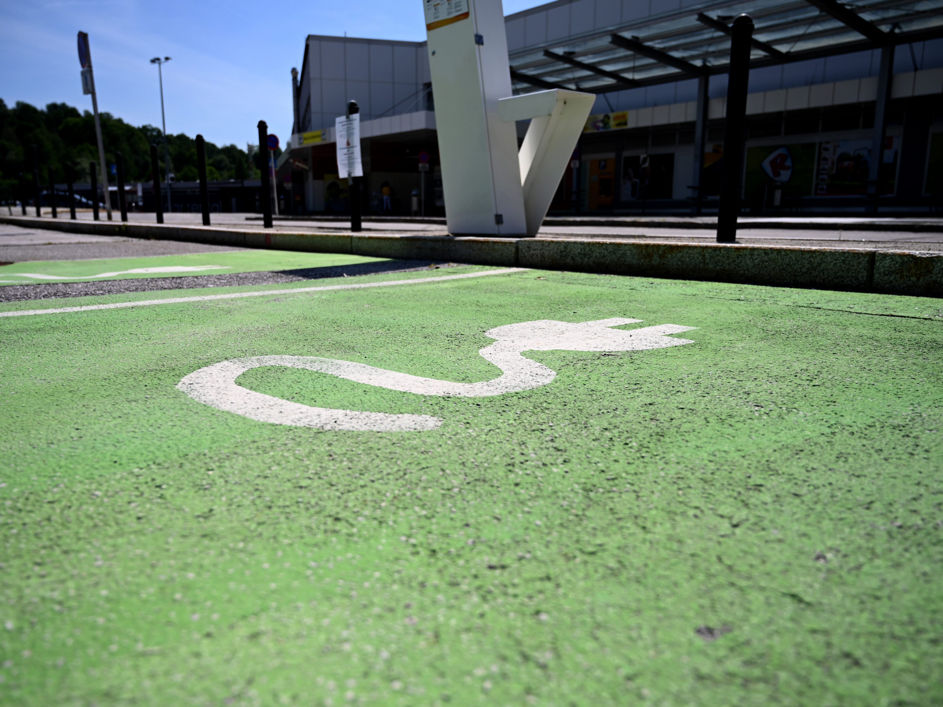 Ende des vergangenen Jahres waren über 200.000 Fahrzeuge mit Elektro- oder Hybrid-Antrieb zugelassen.
