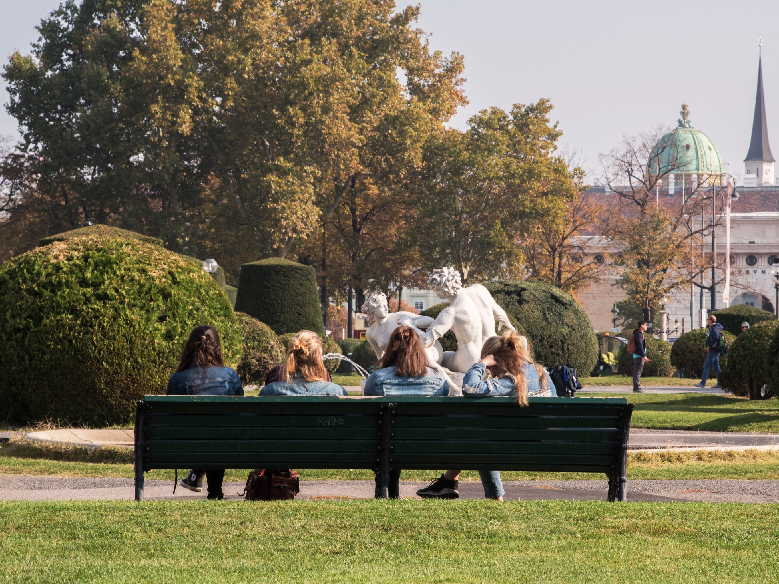 Eine Gruppe von Teenagern sitzt auf einer Bank: Die Generation Z und Millennials sehen die Zukunft schwärzer als andere Generationen. Eine Gruppe von Teenagern sitzt auf einer Bank: Die Generation Z und Millennials sehen die Zukunft schwärzer als andere Generationen.