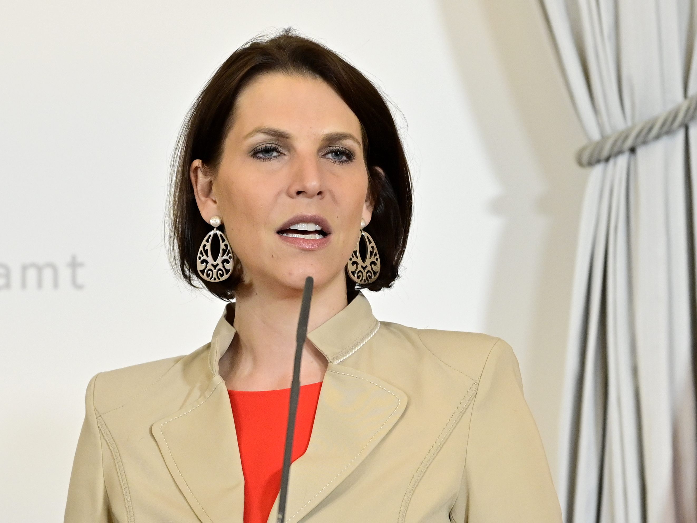Europaministerin Karoline Edtstadler (ÖVP) unterzeichnete am Mittwoch die Wiener Erklärung bei der Antisemitismus-Konferenz.