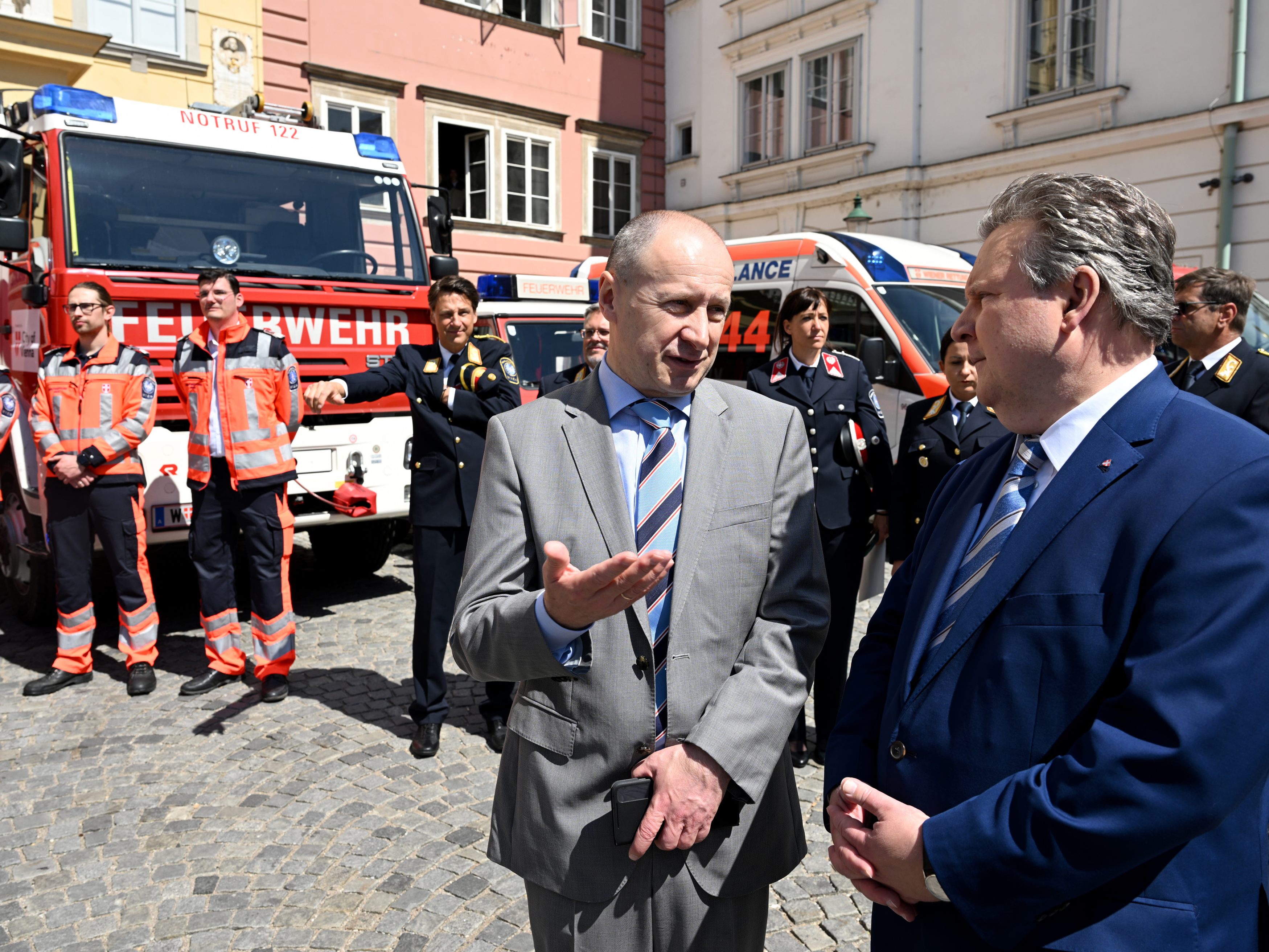 Wien spendet 16 Einsatzfahrzeuge an die Ukraine. Wiens Bürgermeister Michael Ludwig (SPÖ/r.) und der ukrainische Botschafter Wassyl Chymynez sind hier im Rahmen der Verabschiedung des Konvois für die Ukraine zu sehen.