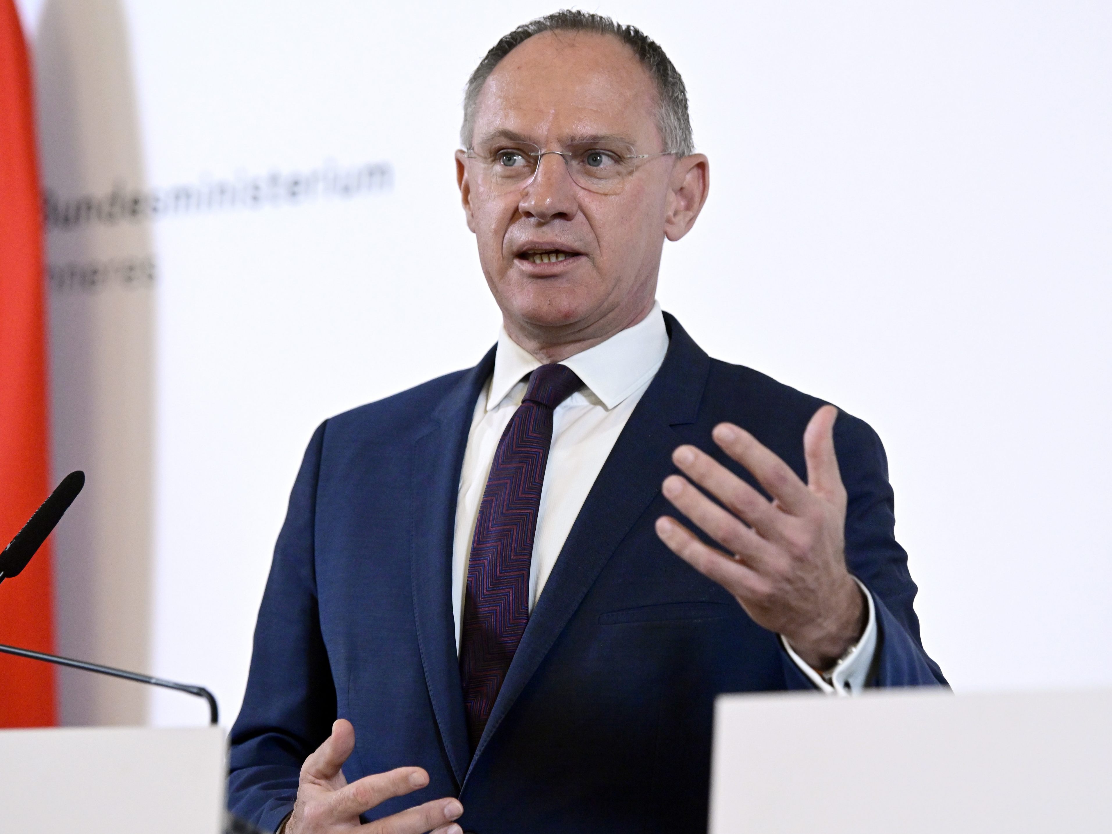 Innenminister Karner pocht auf eine Sonderstellung der Ukraine-Flüchtlinge
