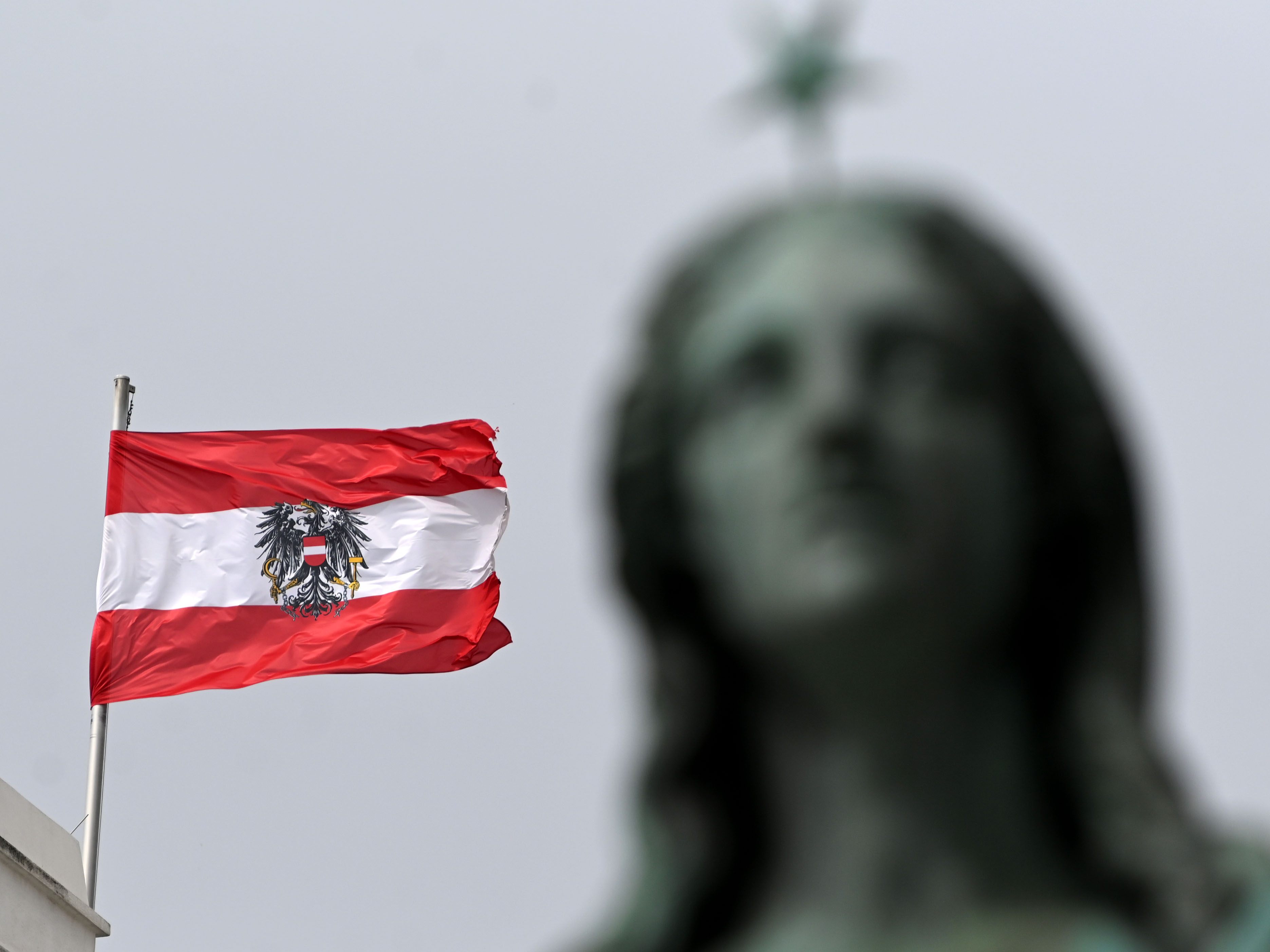 Für österreichische Staatsbürger, die sich der Terrormiliz IS angeschlossen haben sollen, ist die Rückkehr nach Österreich schwer. Für österreichische Staatsbürger, die sich der Terrormiliz IS angeschlossen haben sollen, ist die Rückkehr nach Österreich schwer.