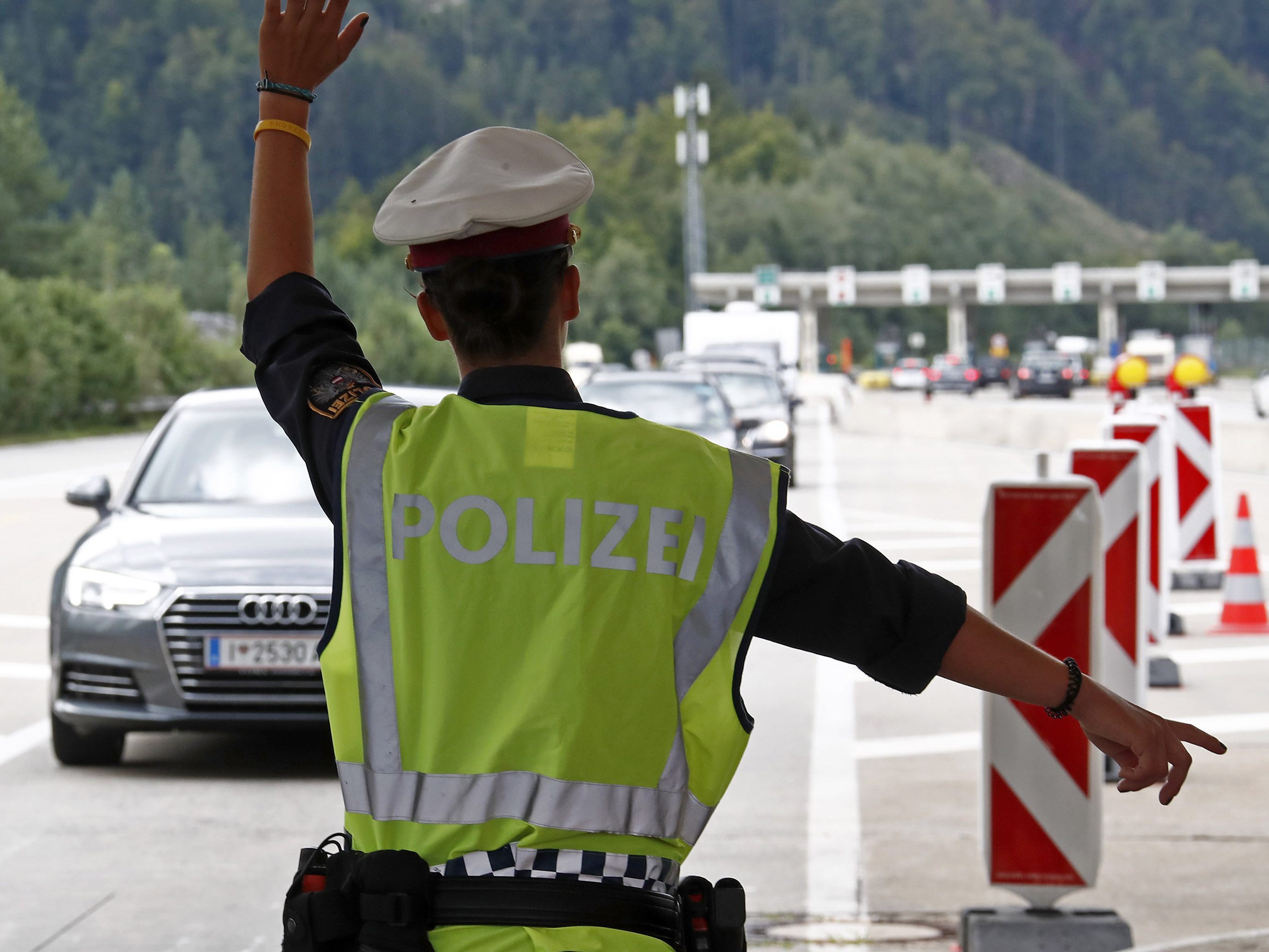 Für weitere sechs Monate wird an der Grenze zu Ungarn und Slowenien kontrolliert. Für weitere sechs Monate wird an der Grenze zu Ungarn und Slowenien kontrolliert.