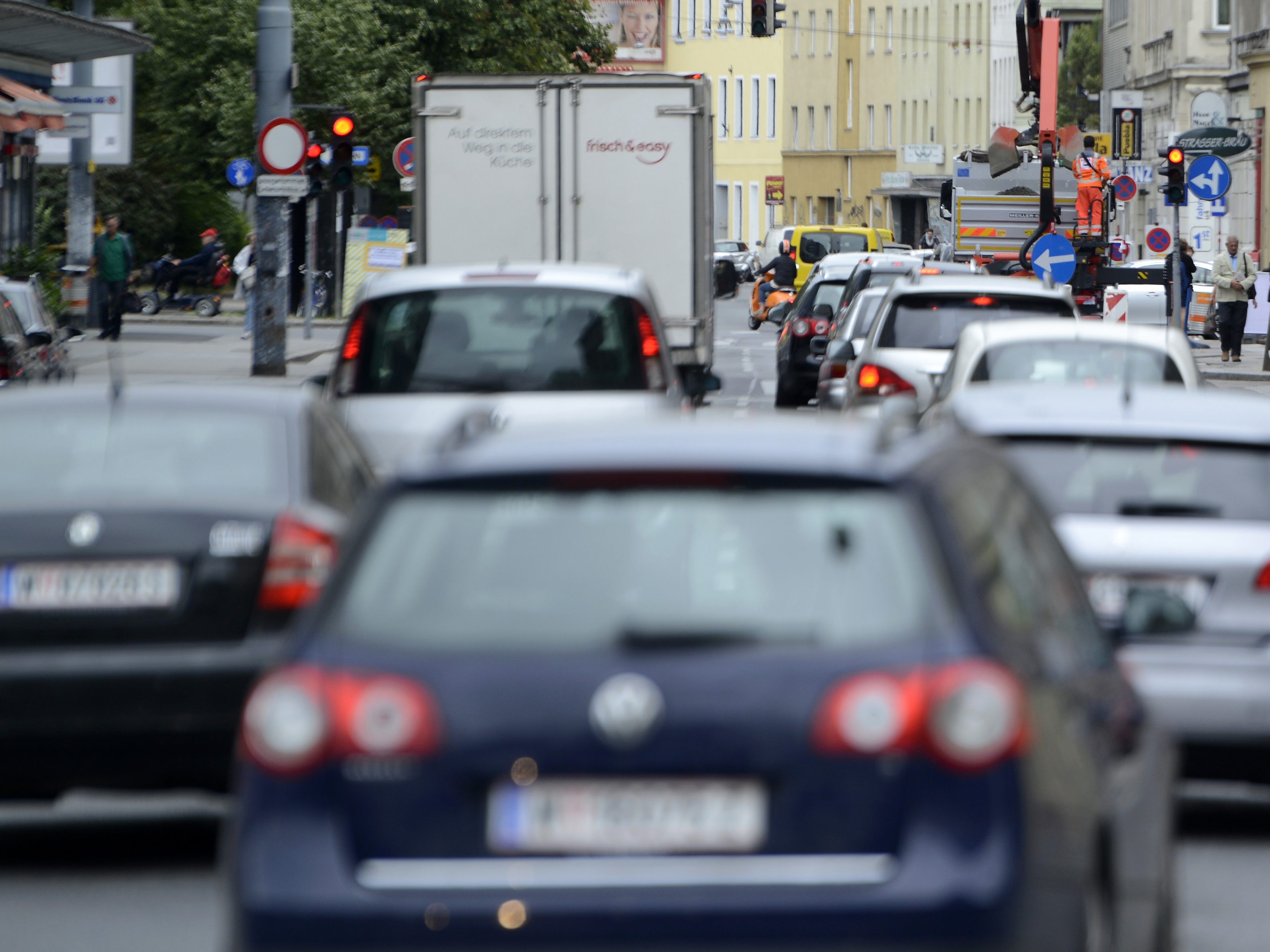 ARBÖ rechnet an diesem Wochenende in Wien mit vielen Sperren und Staus aufgrund von drei Demonstrationen. ARBÖ rechnet an diesem Wochenende in Wien mit vielen Sperren und Staus aufgrund von drei Demonstrationen.